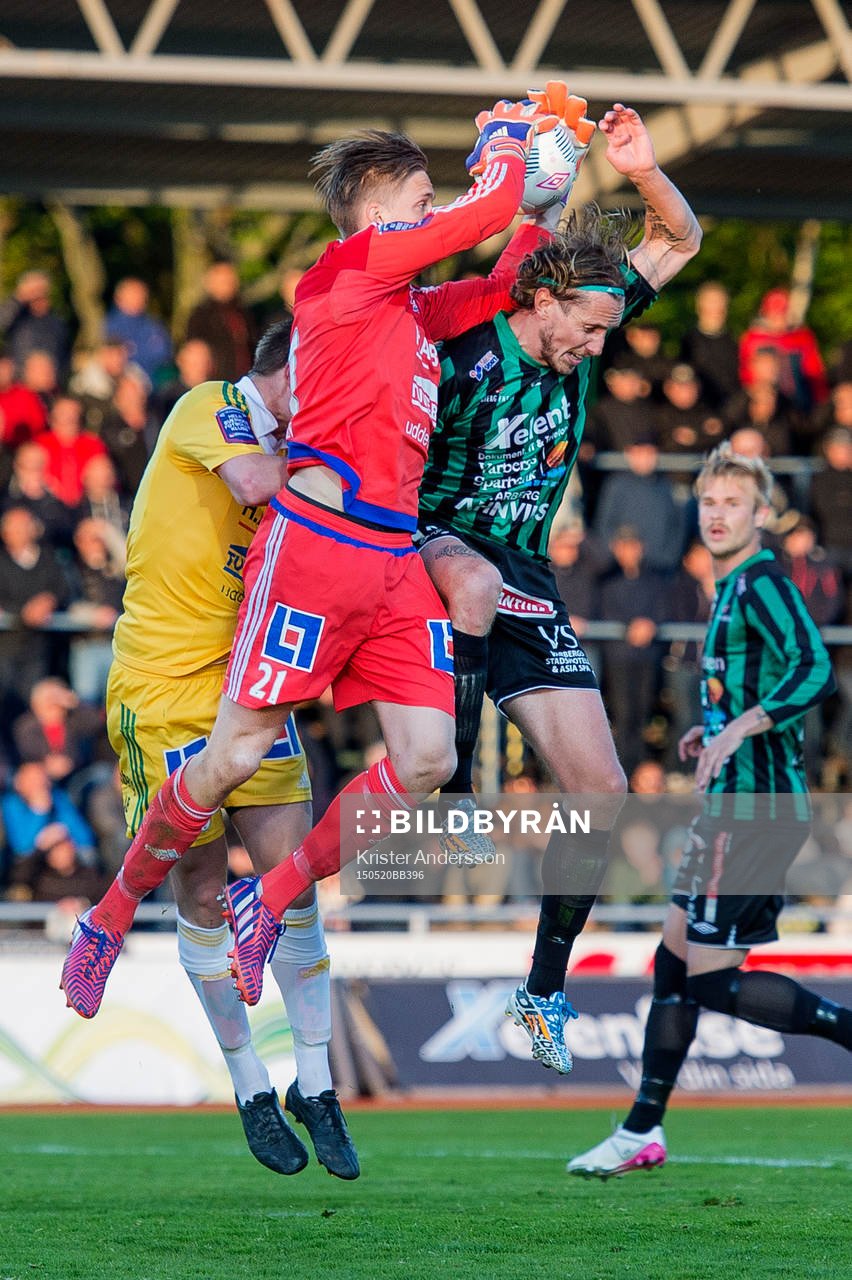 Ljungskiles målvakt Jonathan Johansson plockar ner bollen framför Varbergs David Johannesson under fotbollsmatchen i Superettan mellan Varberg och Ljungskile den 20 maj 2015 i Varberg.