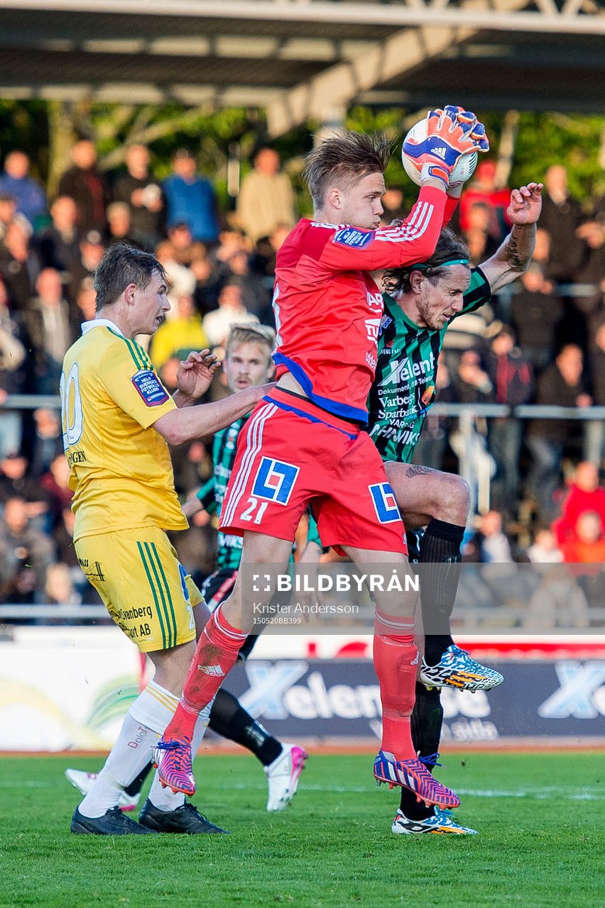 Ljungskiles målvakt Jonathan Johansson plockar ner bollen framför Varbergs David Johannesson under fotbollsmatchen i Superettan mellan Varberg och Ljungskile den 20 maj 2015 i Varberg.