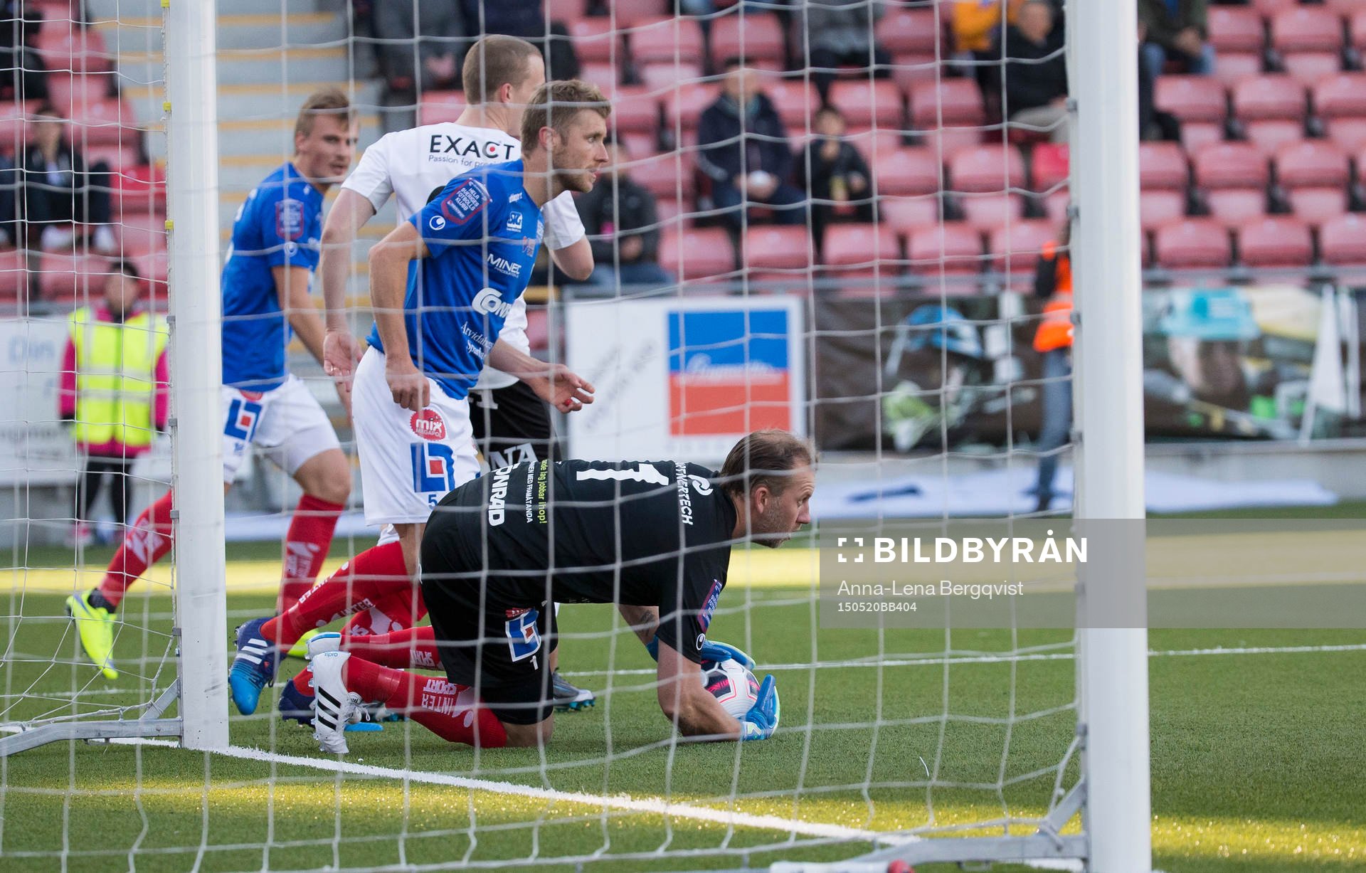 Åtvidabergs målvakt Henrik Gustavsson räddar
