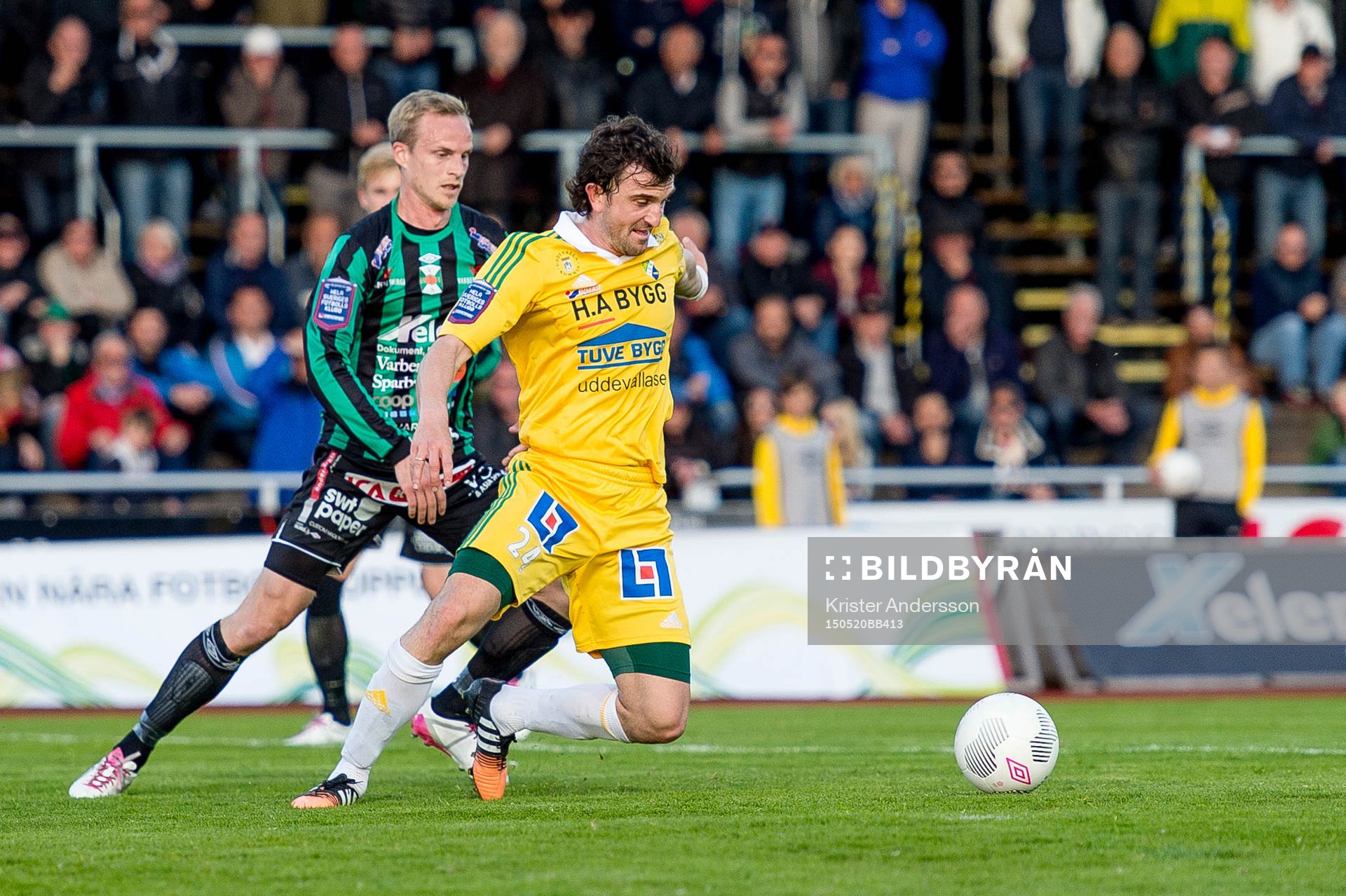 Varbergs Pär Asp och Ljungskiles Aleksandar Kitic under fotbollsmatchen i Superettan mellan Varberg och Ljungskile den 20 maj 2015 i Varberg.