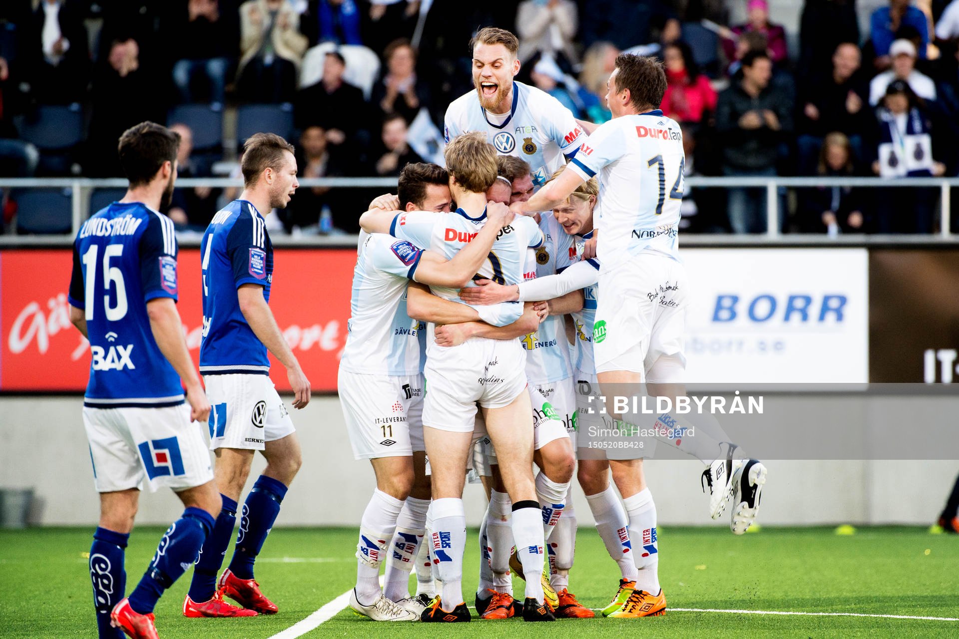 Gefles David Fällman jublar med lagkamraterna