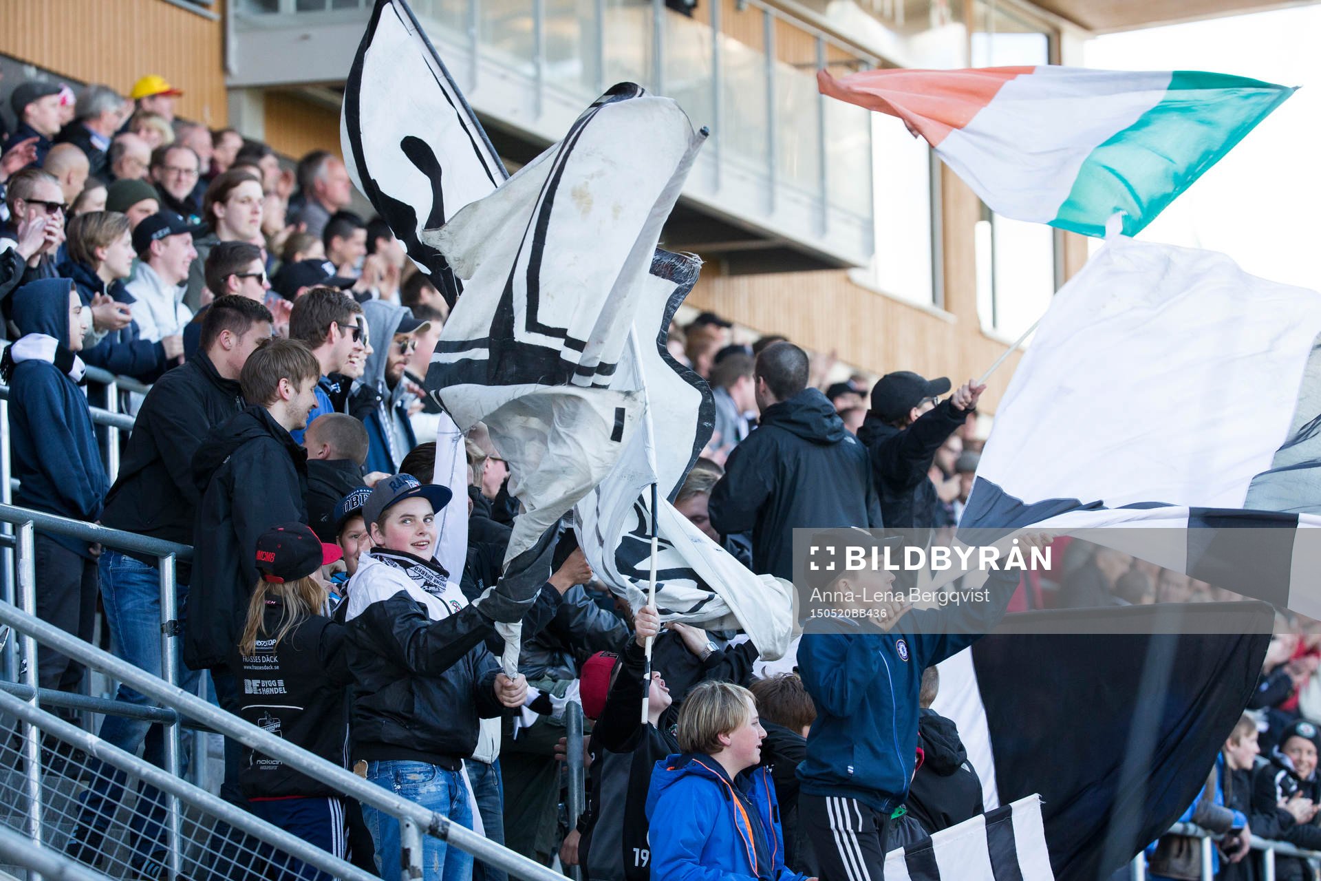 Örebro supporters jublar på läktaren och viftar med