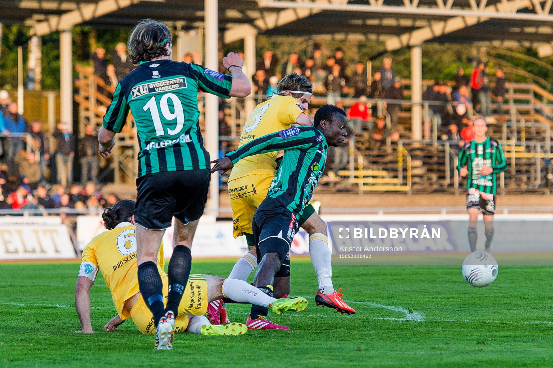 Ljungskiles Niclas Andersén i kamp med Varbergs Thomas Boakye under fotbollsmatchen i Superettan mellan Varberg och Ljungskile den 20 maj 2015 i Varberg.