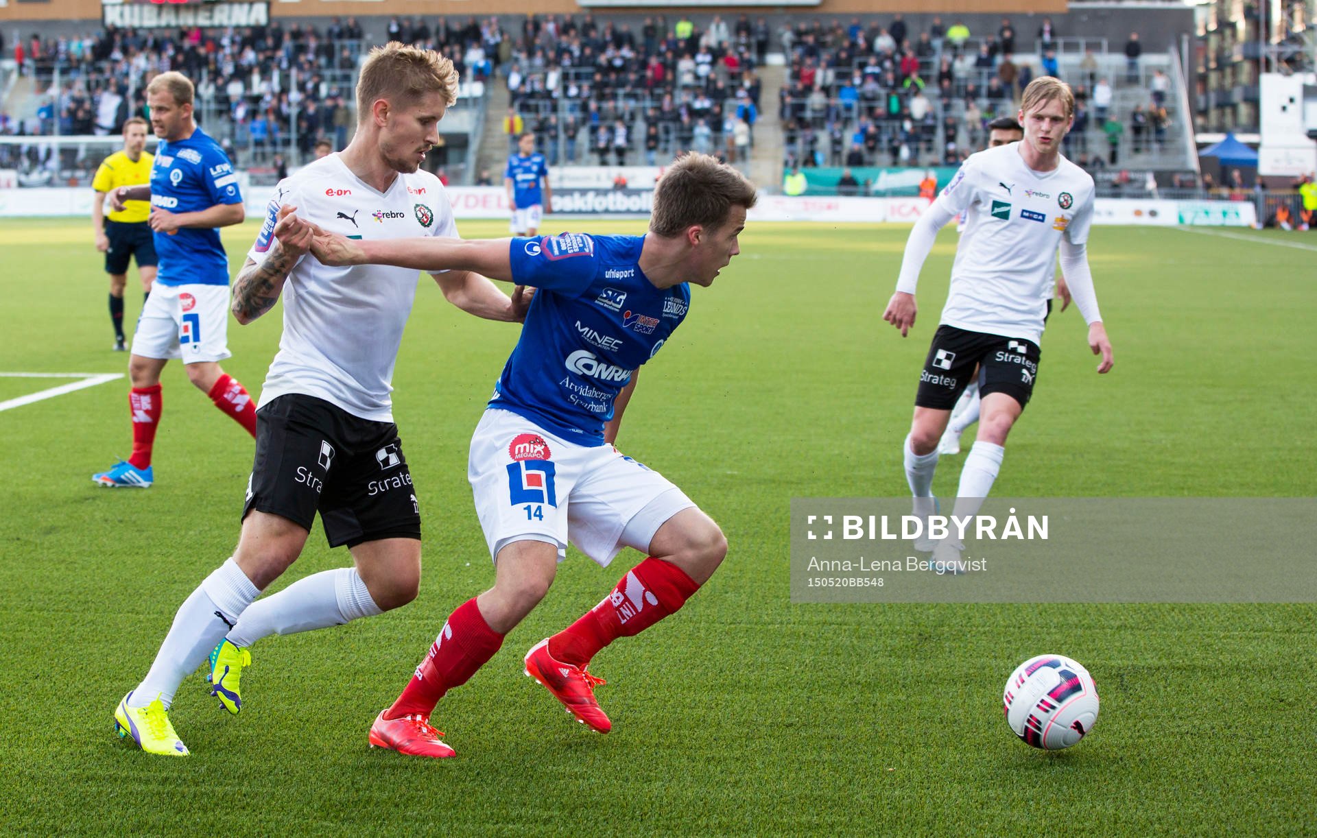 Örebros Daniel Björnqvist och Åtvidabergs Simon Skrabb under fotbollsmatchen i Allsvenskan mellan Örebro och Åtvidaberg den 20 maj 2015 i Örebro.
