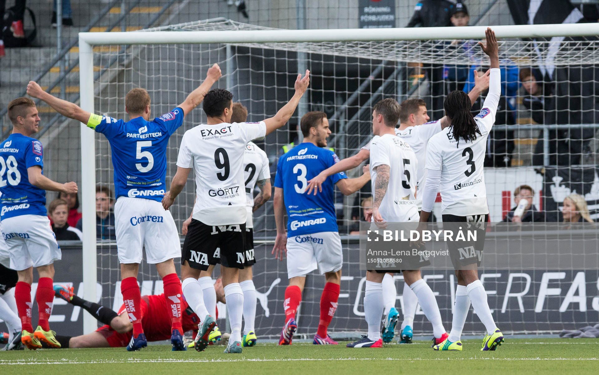 Åtvidabergs spelare jublar men målet blev bortdömt
