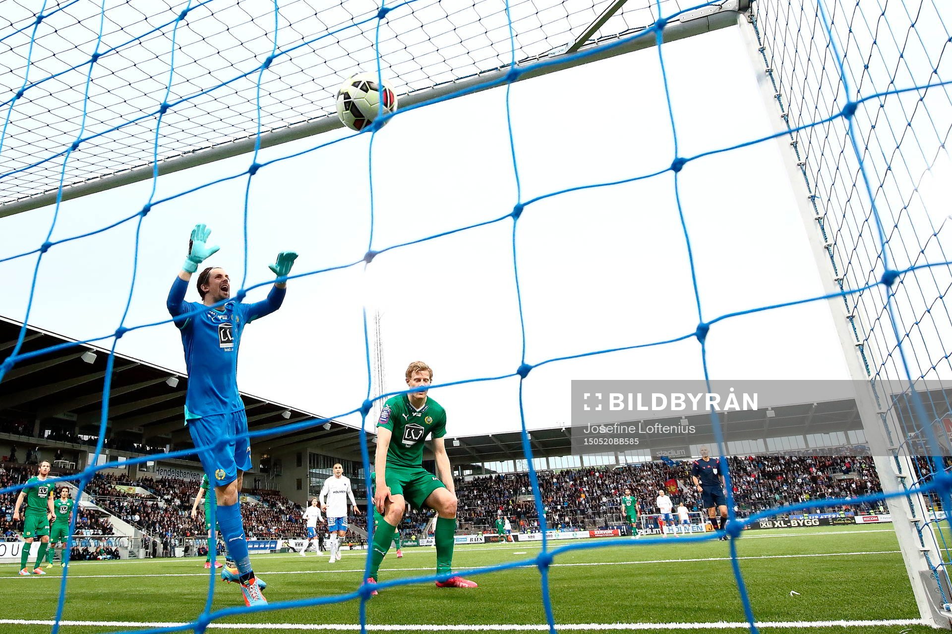 Hammarbys målvakt Johannes Hopf ser bollen gå in