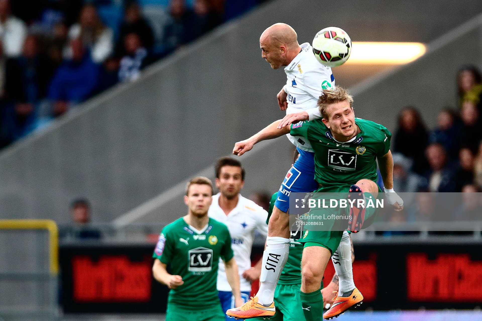 Norrköpings Daniel Sjölund i nickduell med Hammarbyspelare