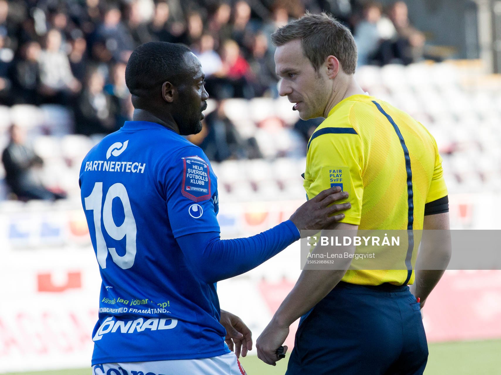 Åtvidabergs John Owoeri har något att säga till domare Kristoffer Karlsson under fotbollsmatchen i Allsvenskan mellan Örebro och Åtvidaberg den 20 maj 2015 i Örebro.
