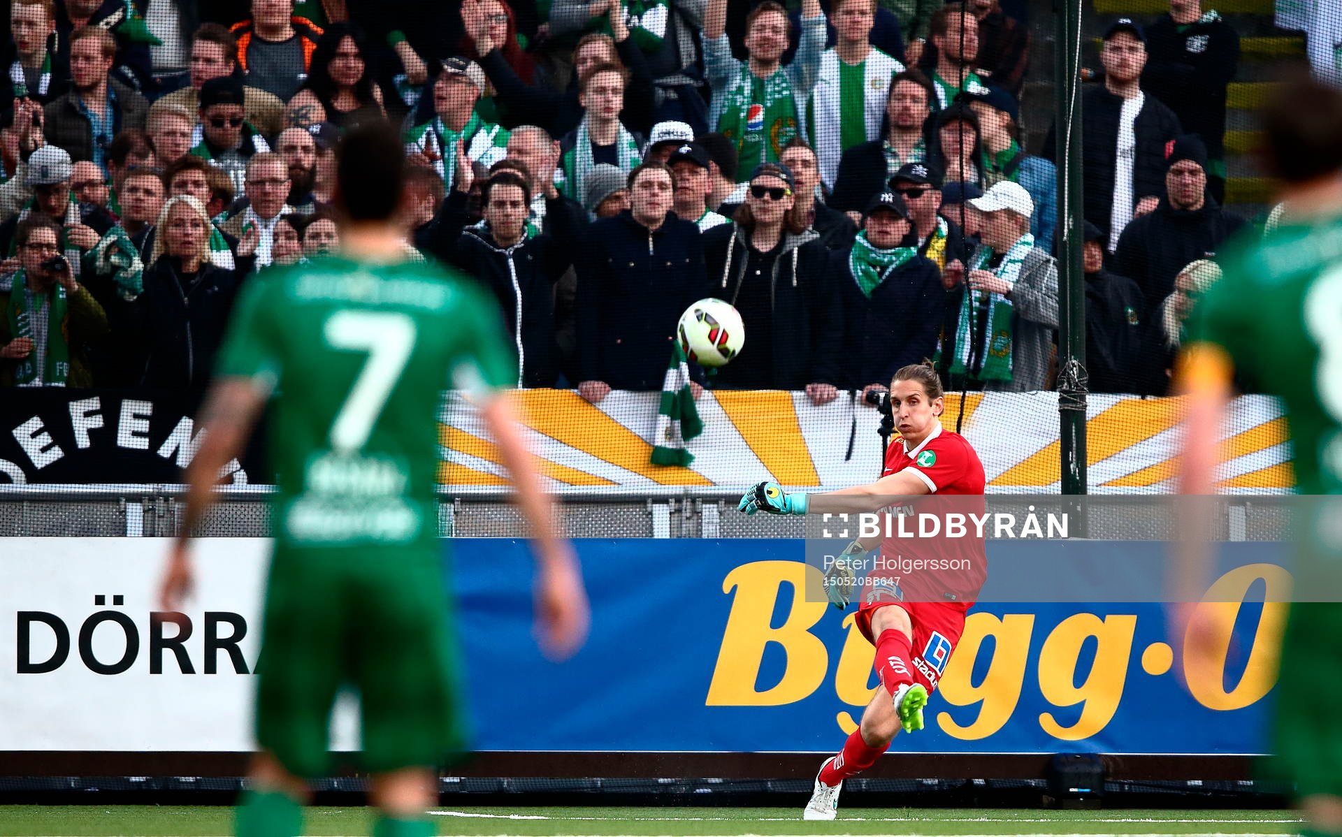 Inspark av Norrköpings målvakt David Mitov Nilsson under fotbollsmatchen i Allsvenskan mellan Norrköping och Hammarby den 20 maj 2015 i Norrköping.