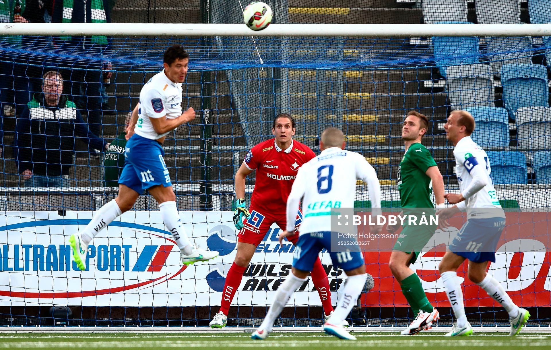 Norrköpings David Boo Wiklander nickar bort bollen framför målvakt David Mitov Nilsson under fotbollsmatchen i Allsvenskan mellan Norrköping och Hammarby den 20 maj 2015 i Norrköping.