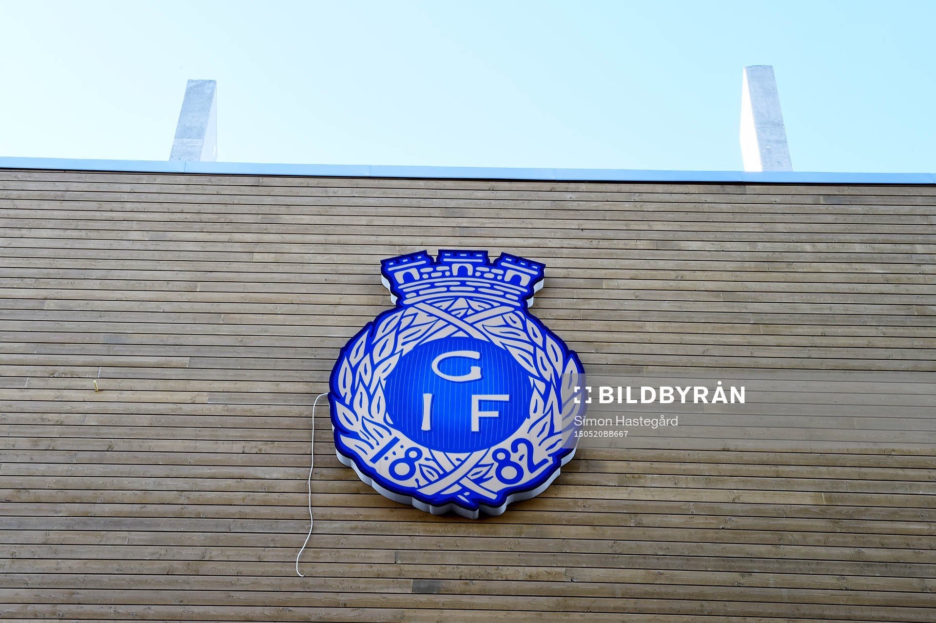 Gefles klubbmärke vid entrén till Gavlevallen före fotbollsmatchen i Allsvenskan mellan Gefle och GIF Sundsvall den 20 maj 2015 i Gävle.