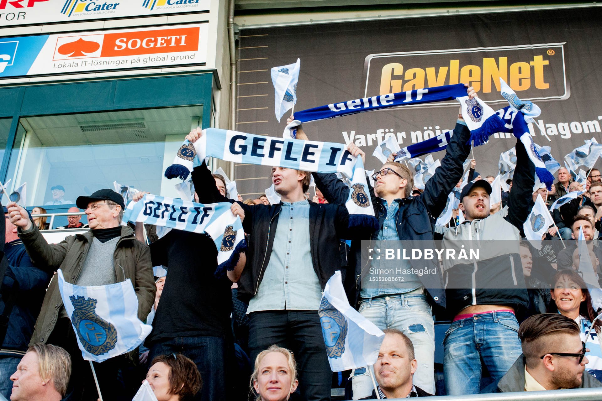 Supportrar med halsdukar före fotbollsmatchen i