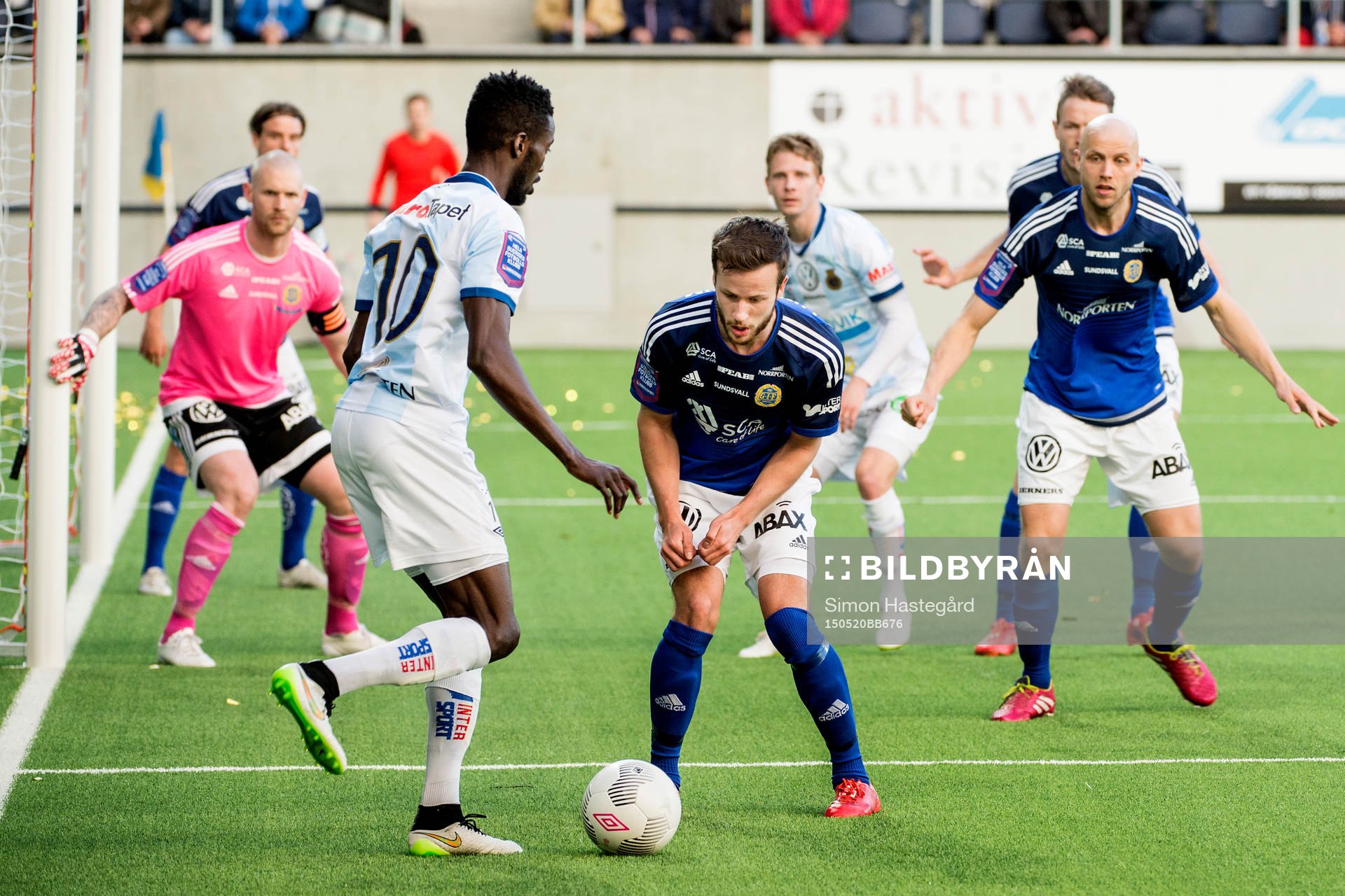 Sundsvalls Robert Lundström försöker blockera skott från Gefles Dioh Williams under fotbollsmatchen i Allsvenskan mellan Gefle och GIF Sundsvall den 20 maj 2015 i Gävle.
