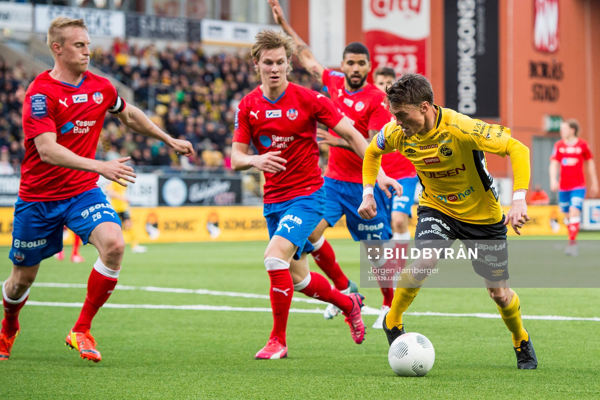 Elfsborgs Lasse Nilsson i kamp med  Helsingborgs Emil Krafth och Johan Mårtensson under en fotbollsmatch i Allsvenskan mellan Elfsborg och Helsingborg den 20 maj 2015 i Borås.