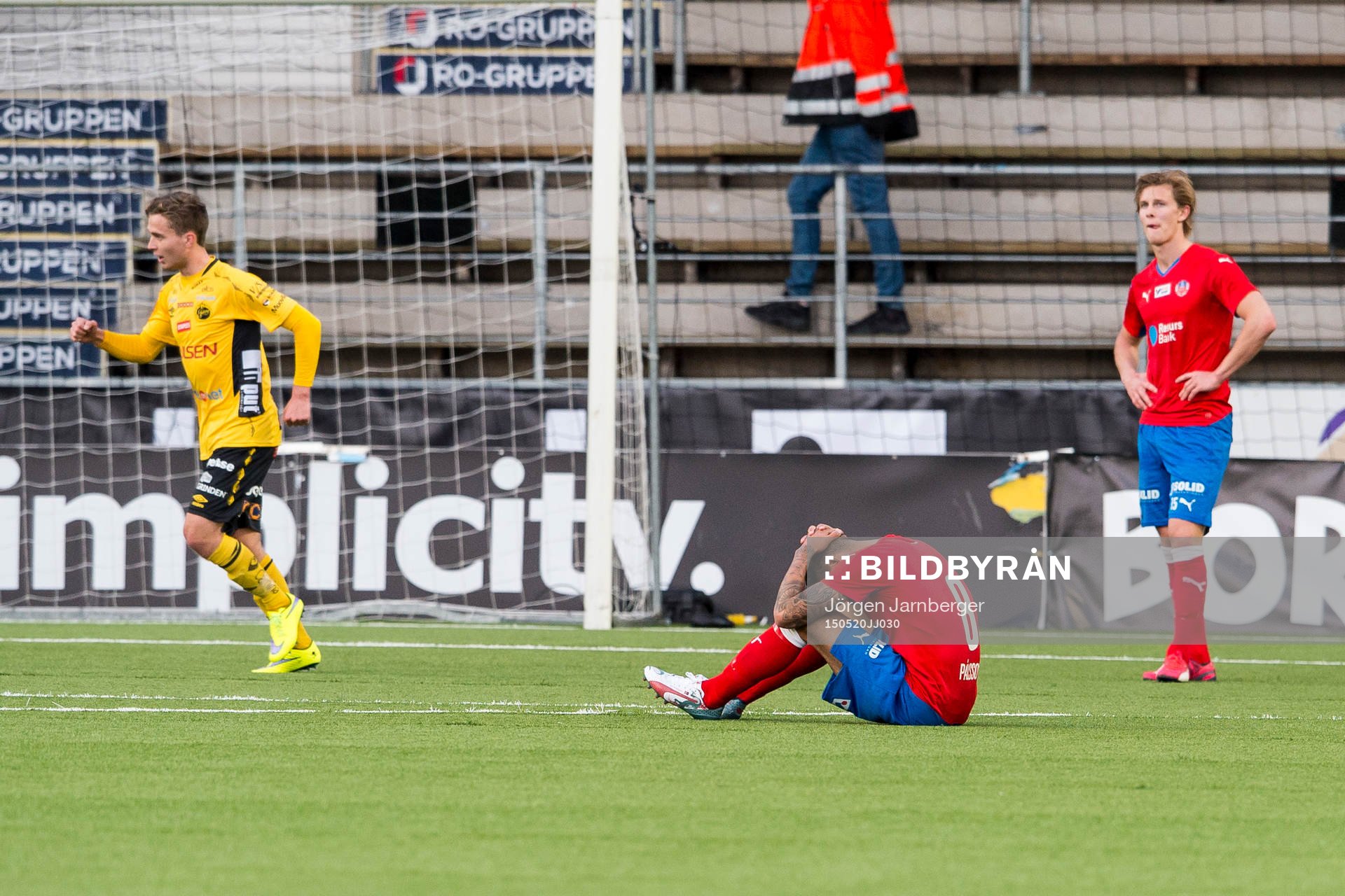 Helsingborgs Victor Palsson och Emil Krafth  deppar