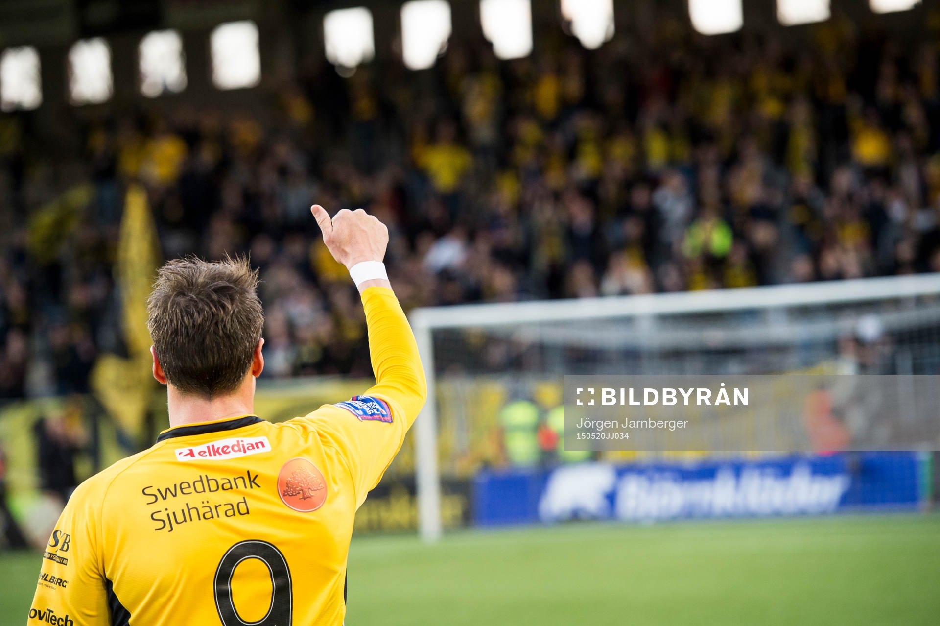 Elfsborgs Lasse Nilsson (rygg mot kameran) gör tummen upp