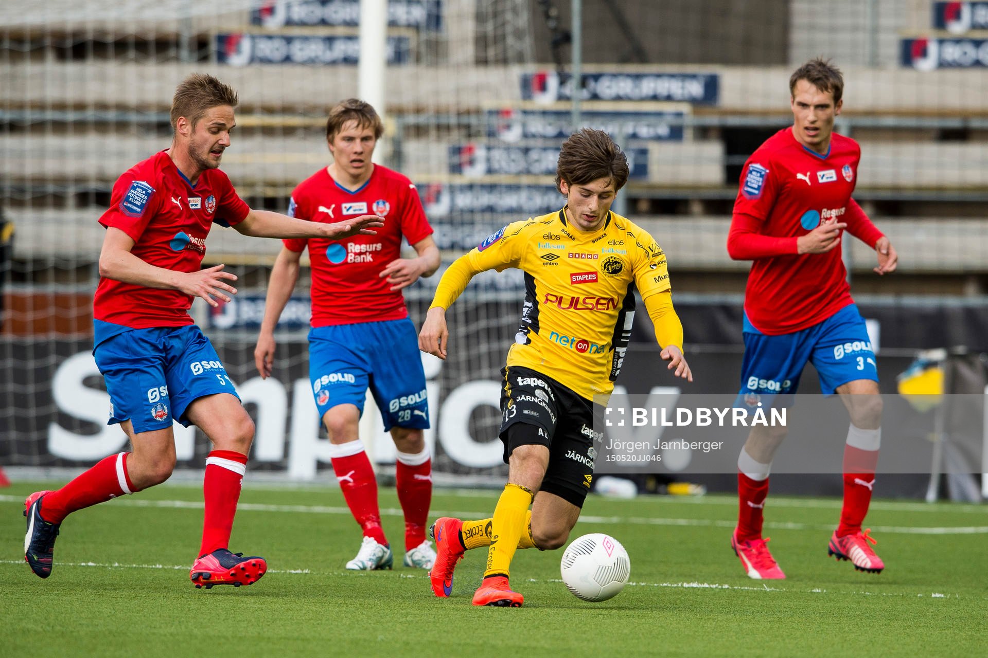 Elfsborgs Arber Zeneli omringad av Helsingborgs Johan