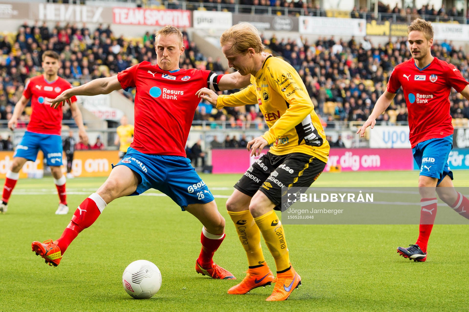 Helsingborgs Peter Larsson och Elfsborgs Simon Lundevall under en fotbollsmatch i Allsvenskan mellan Elfsborg och Helsingborg den 20 maj 2015 i Borås.