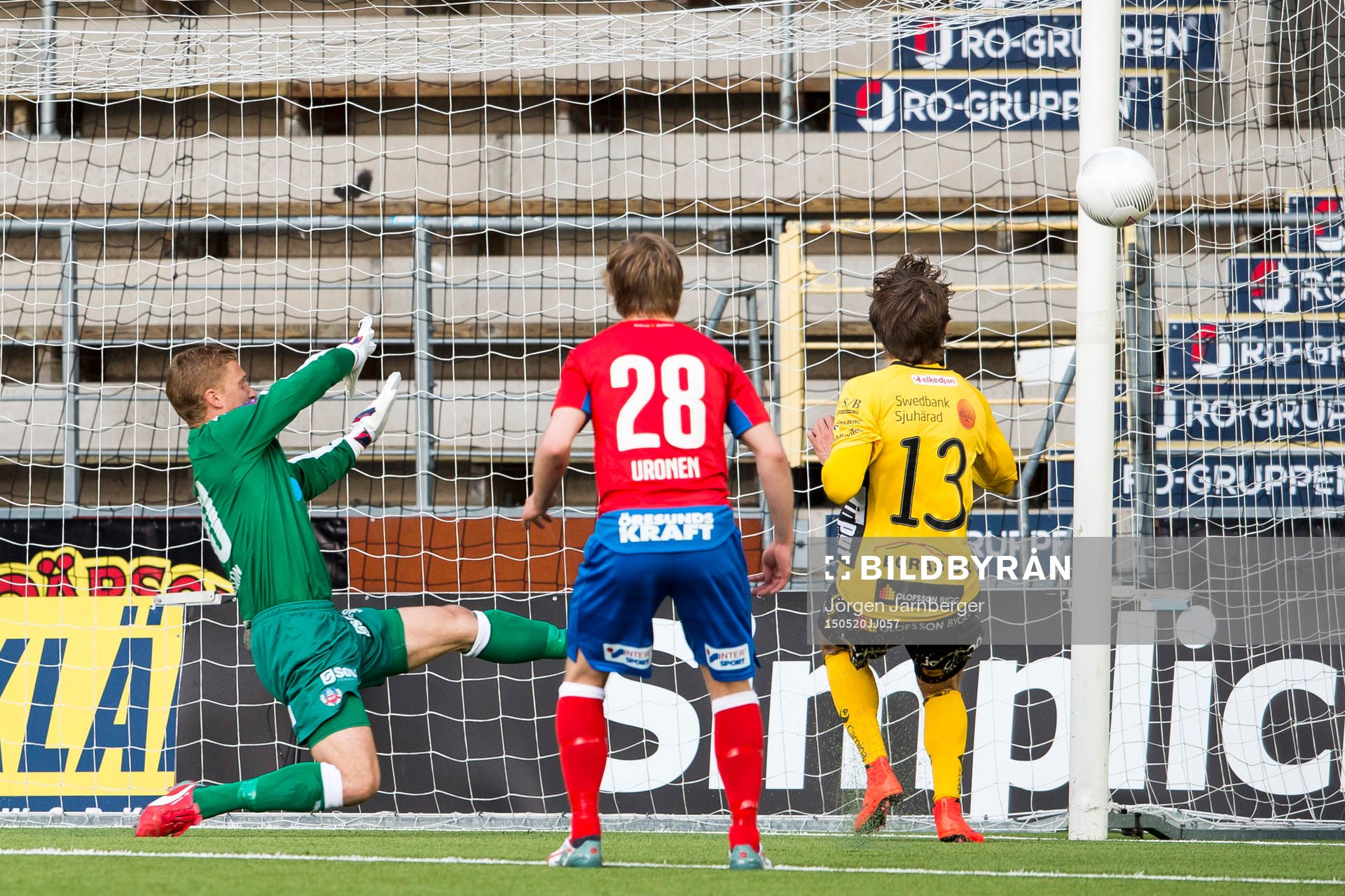 Elfsborgs Arber Zeneli skjuter utanför
