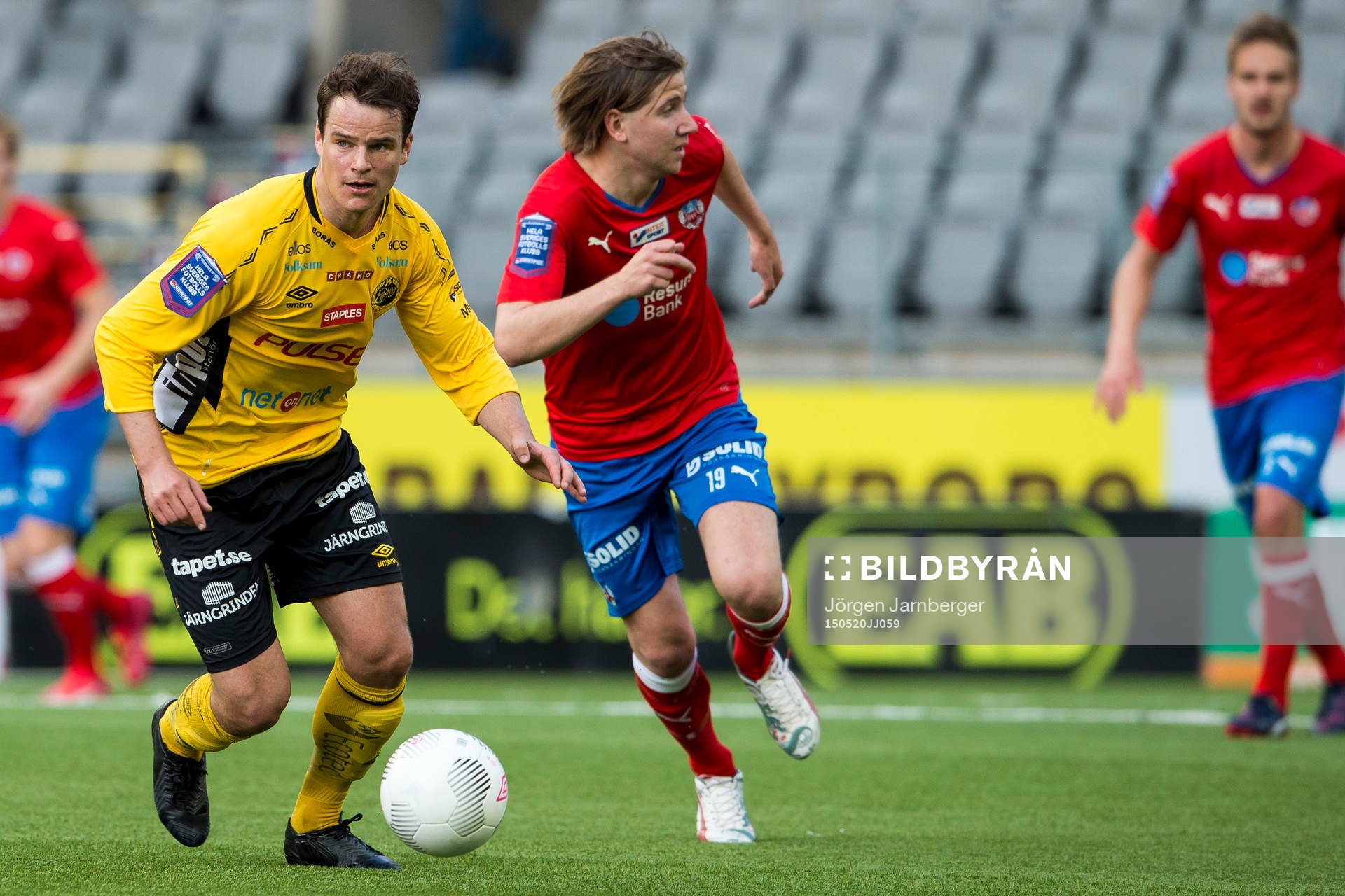Elfsborgs Henning Hauger med Helsingborgs Darijan Bojanic i