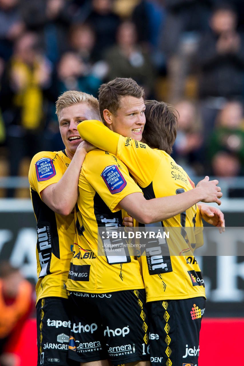 Elfsborgs Viktor Claesson gratuleras