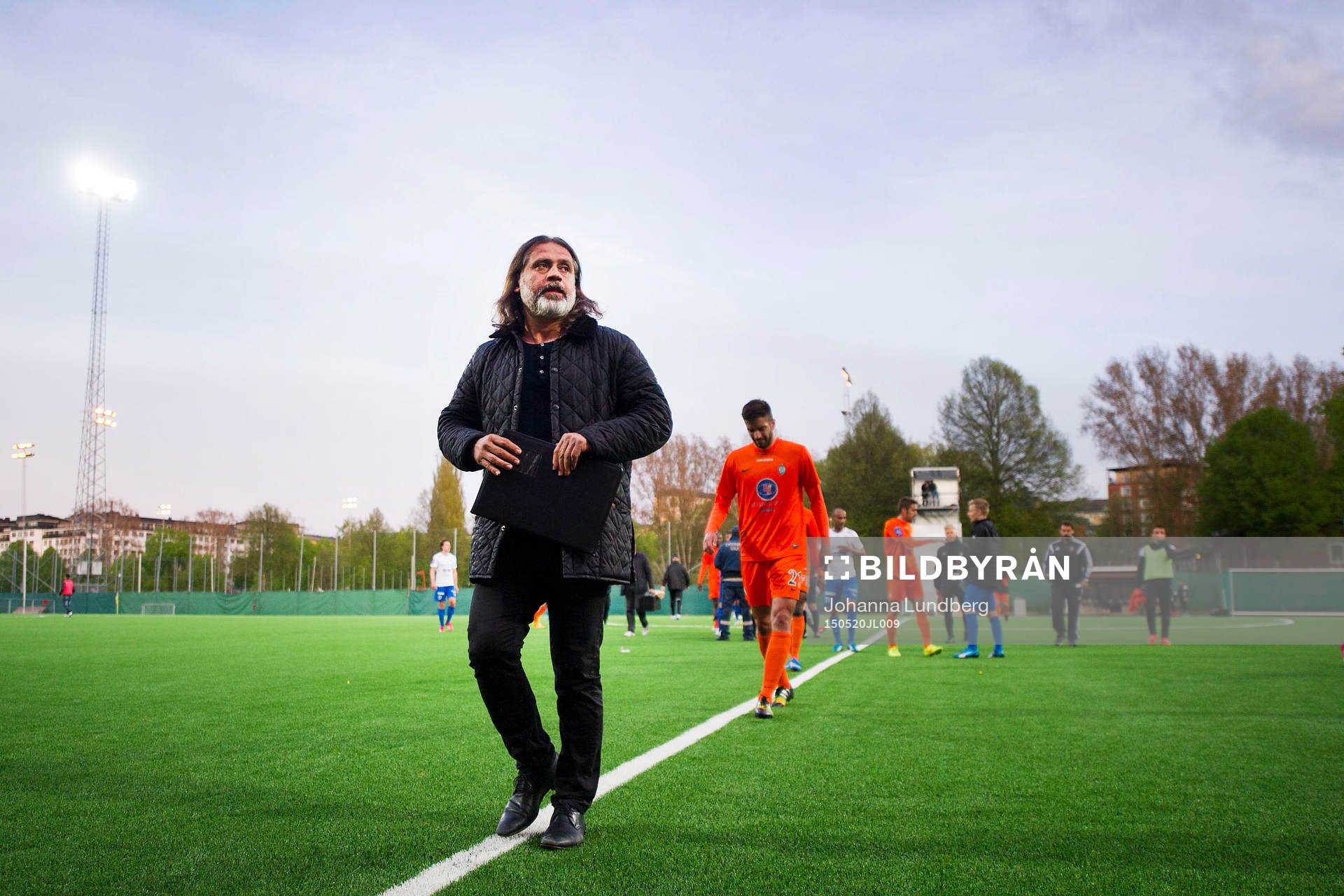 Athletics tränare Özcan Melkemichel  fotbollsmatchen i