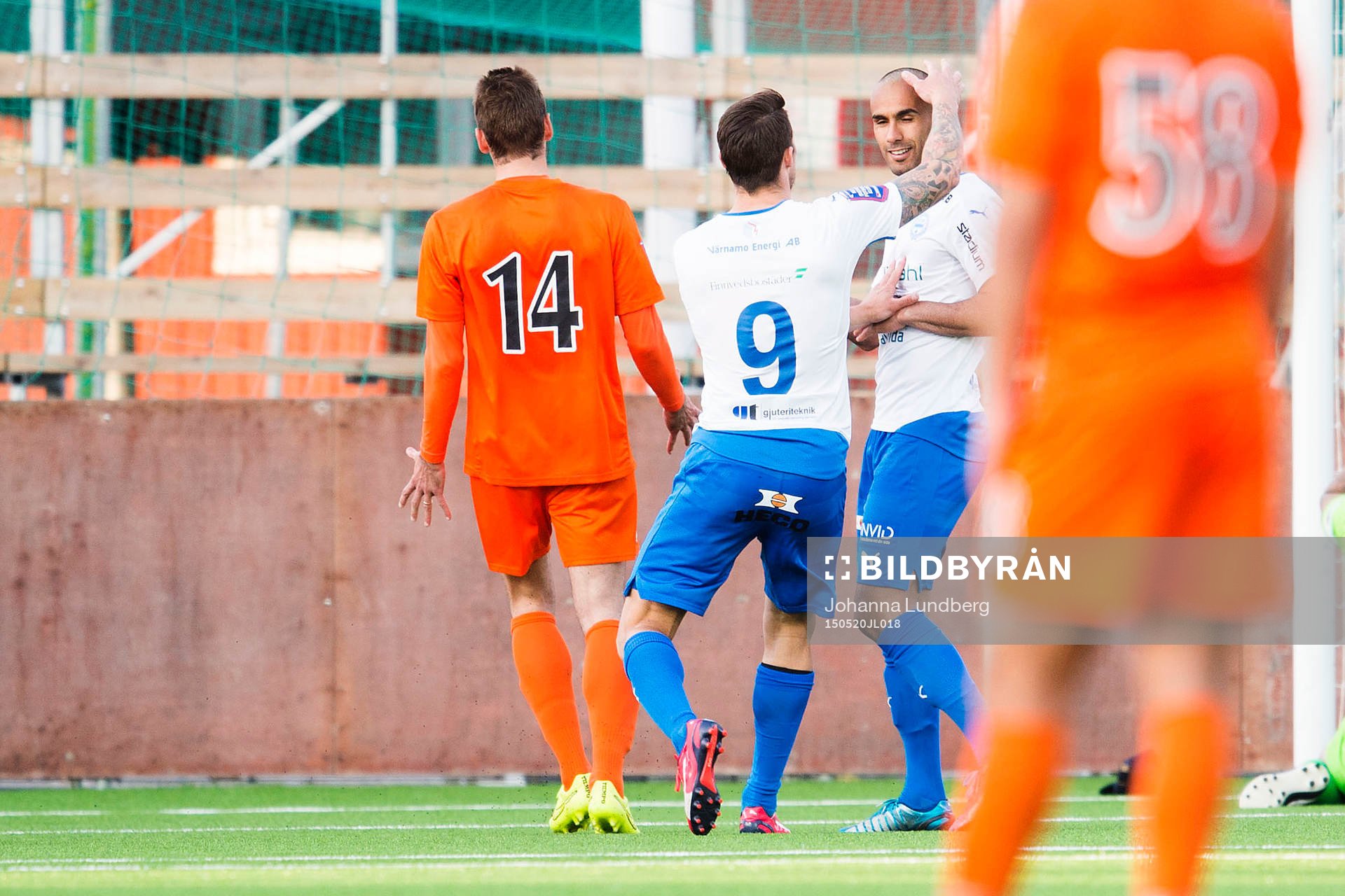 Värnamos Behar Ferizi (th) gör 0-1 på straff och