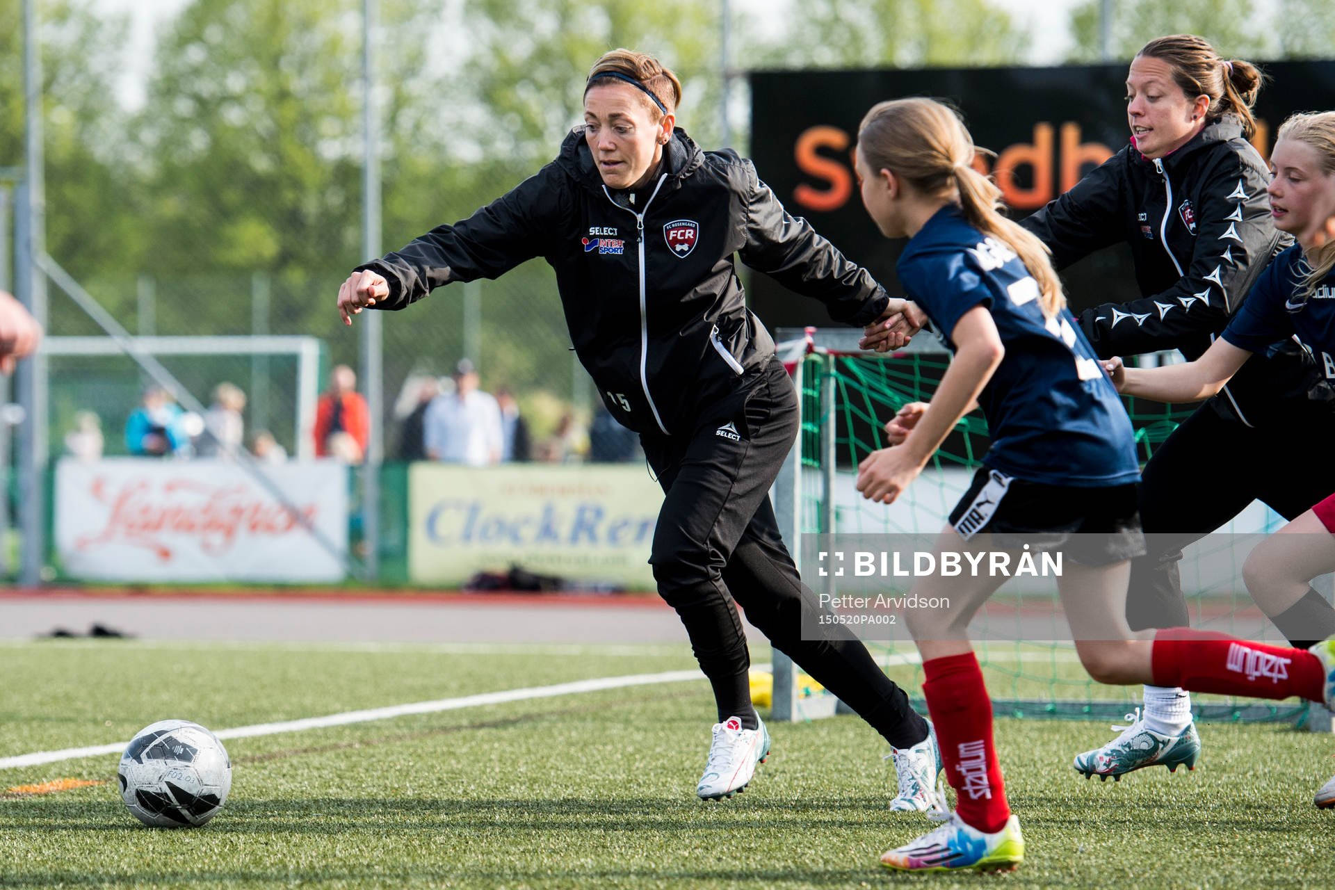 Therese Sjögran och Lina Nilsson spelar fotboll när de