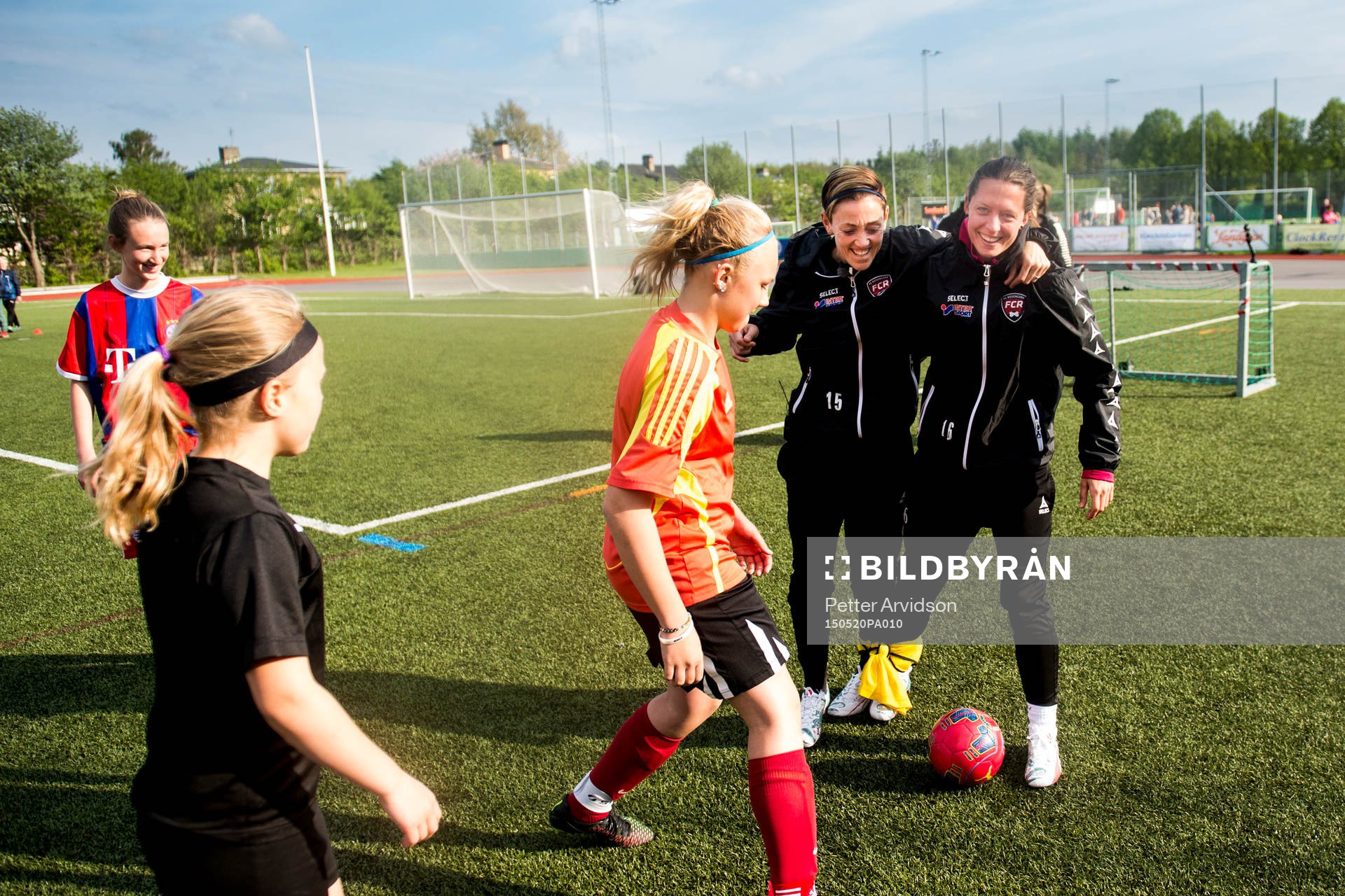 Therese Sjögran och Lina Nilsson spelar fotboll när