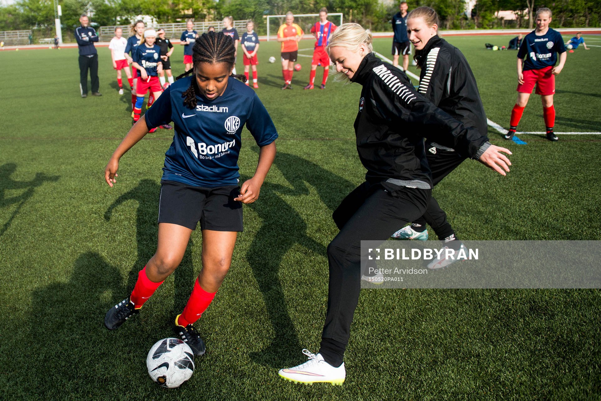 En tjej dribblar förbi Amanda Ilestedt och Emma Berglund