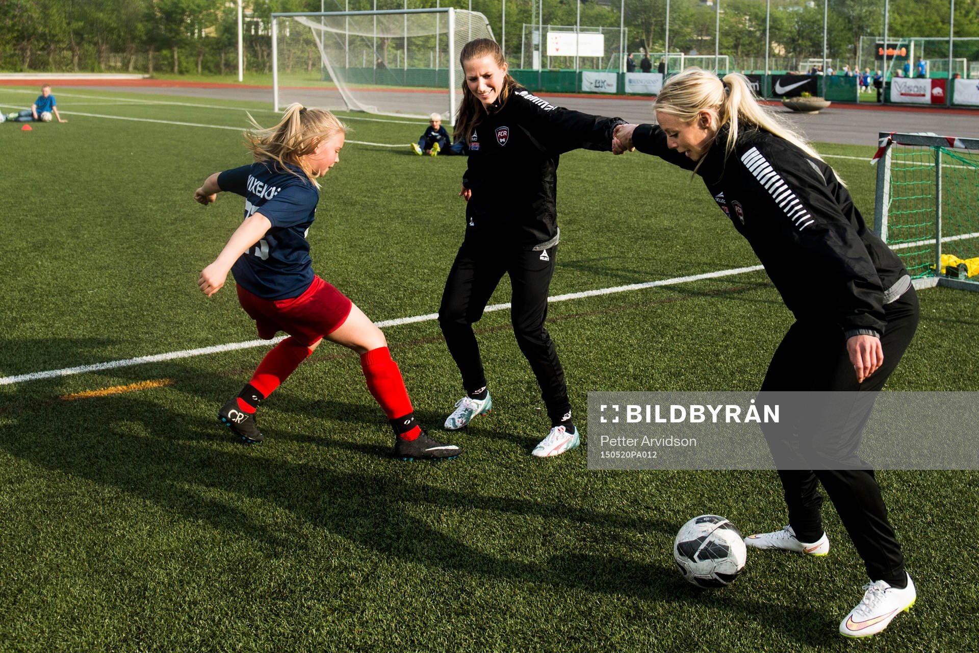 Emma Berglund och Amanda Ilestedt spelar fotboll när