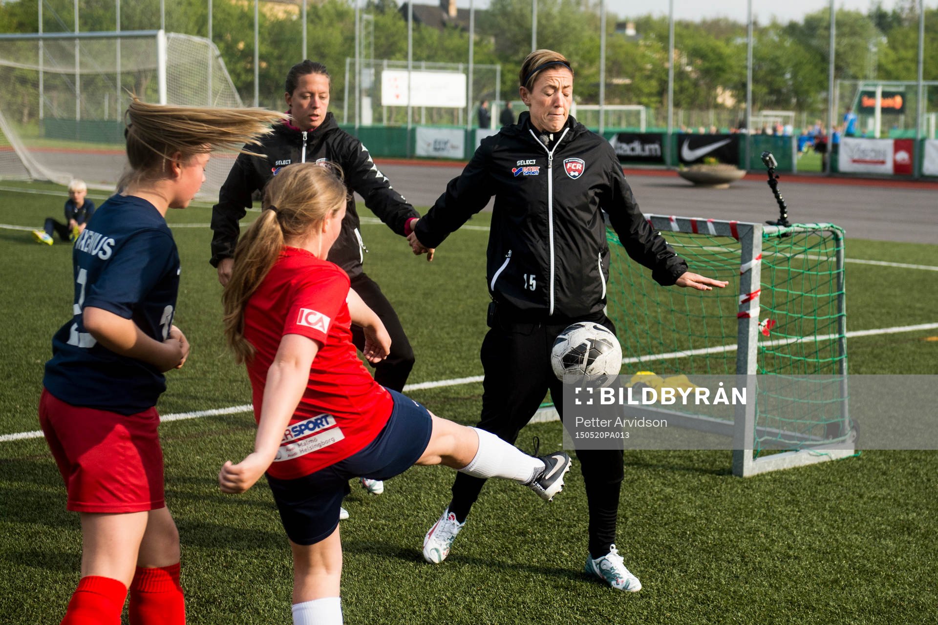 Lina Nilsson och Therese Sjögran spelar fotboll när