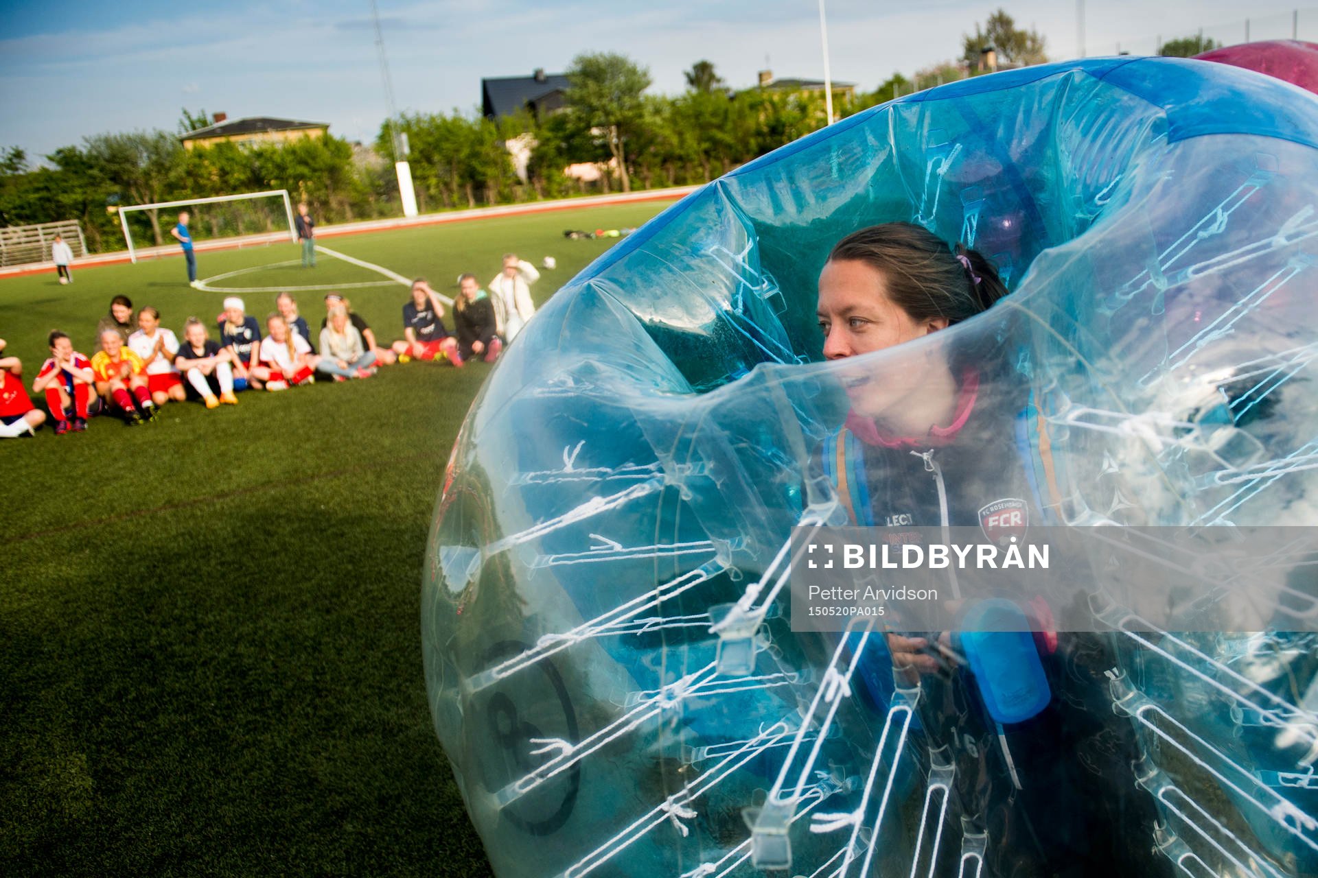 Lina Nilsson spelar Bubble football när spelare från FC