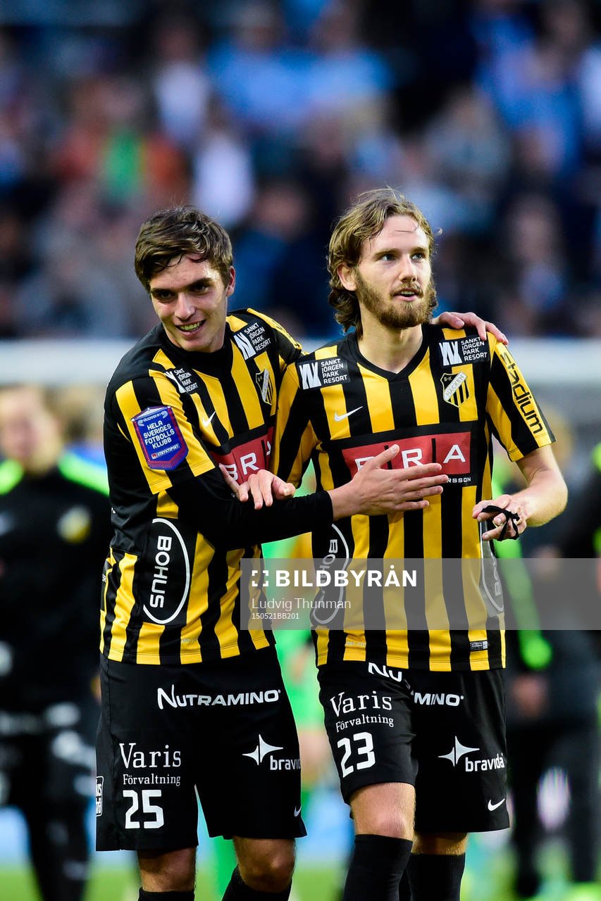 1 Häckens Egzon Binaku och Simon Sandberg jublar