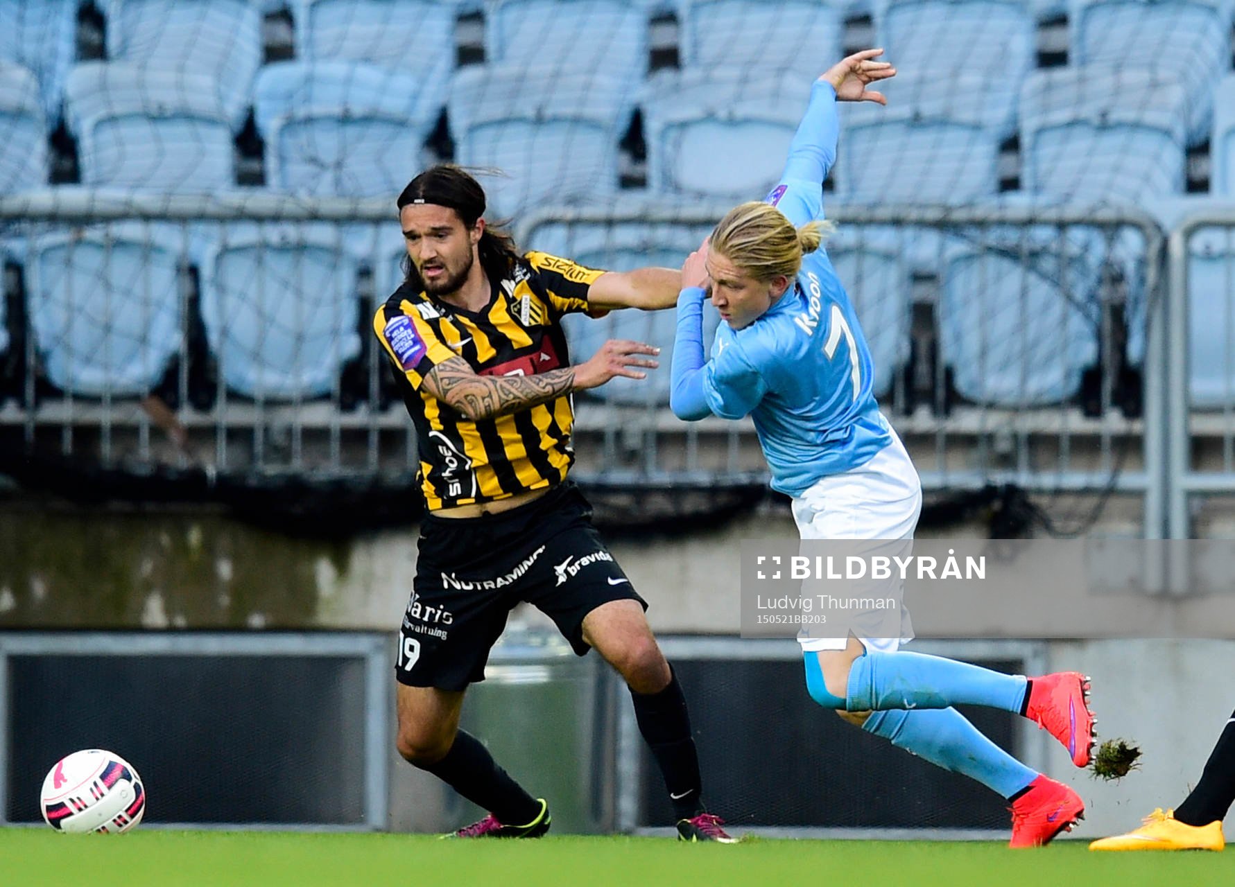 1 Malmö FFs Simon Kroon och Häckens Leonard Zuta