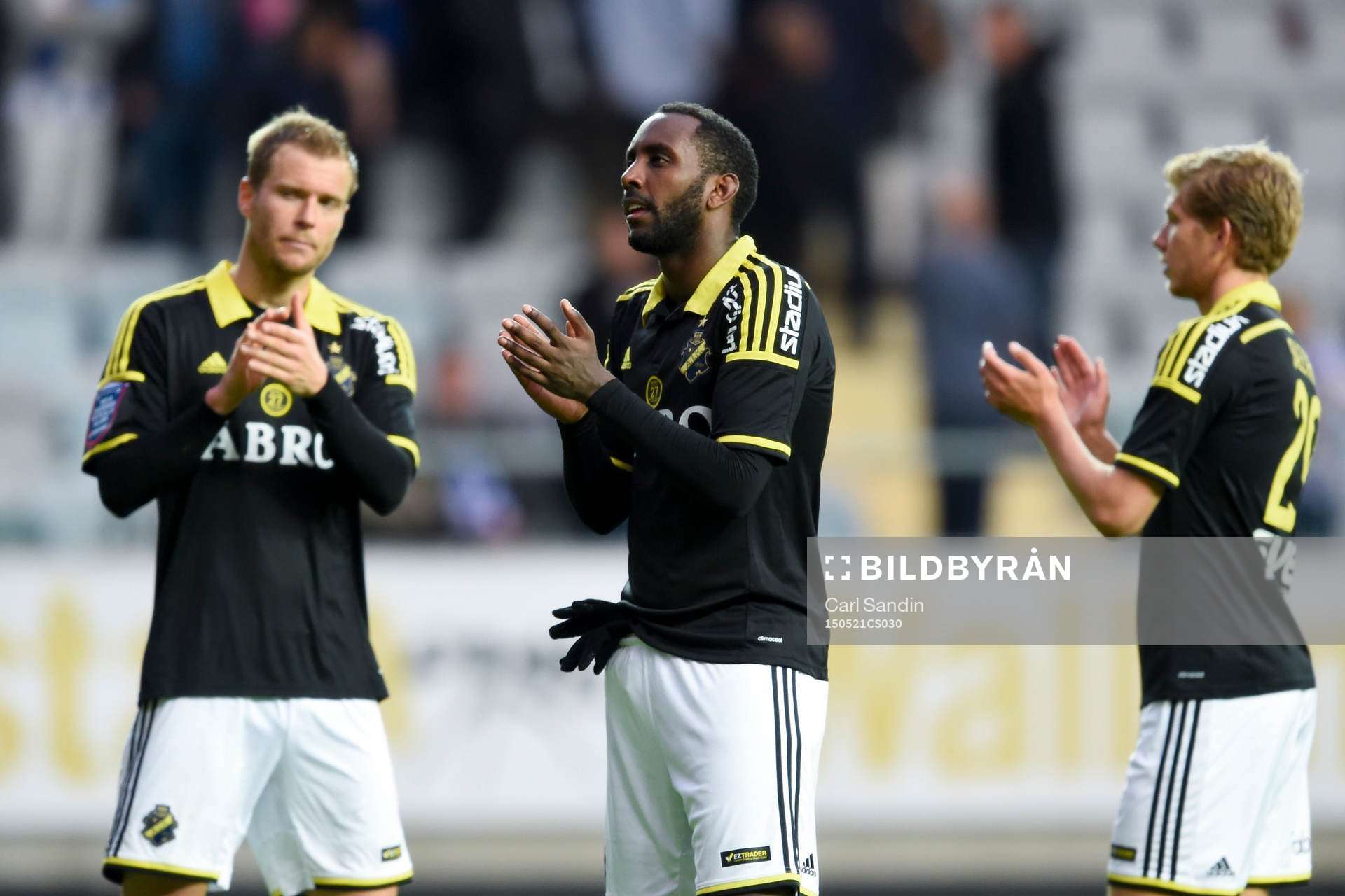 AIK:s Henok Goitom tackar publiken efter fotbollsmatchen i Allsvenskan mellan IFK Göteborg och AIK den 21 maj 2015 i Göteborg.