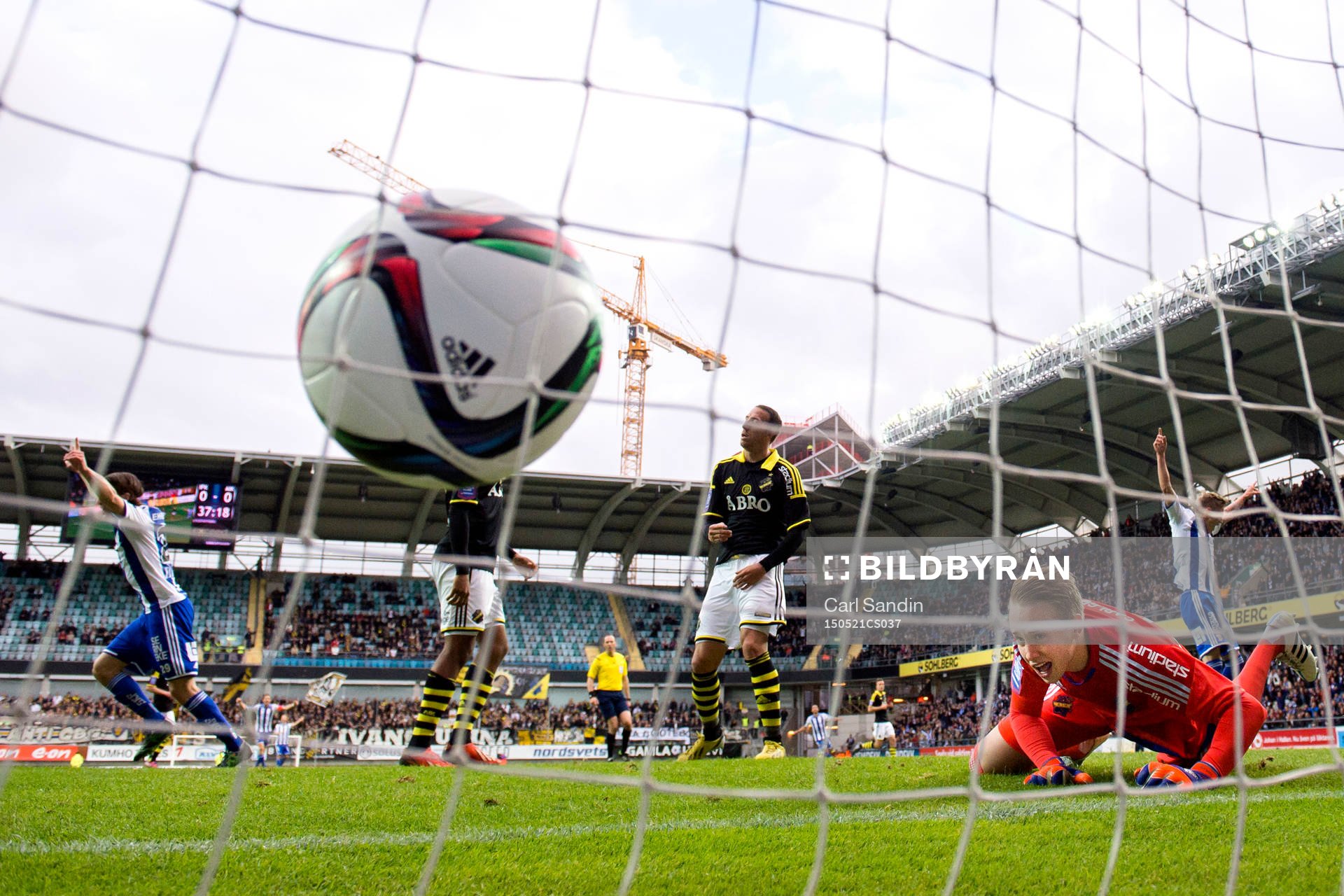 IFK Göteborgs Lasse Vibe nickar in bollen till 1-0 bakom AIK:s målvakt Patrik Carlgren under fotbollsmatchen i Allsvenskan mellan IFK Göteborg och AIK den 21 maj 2015 i Göteborg.