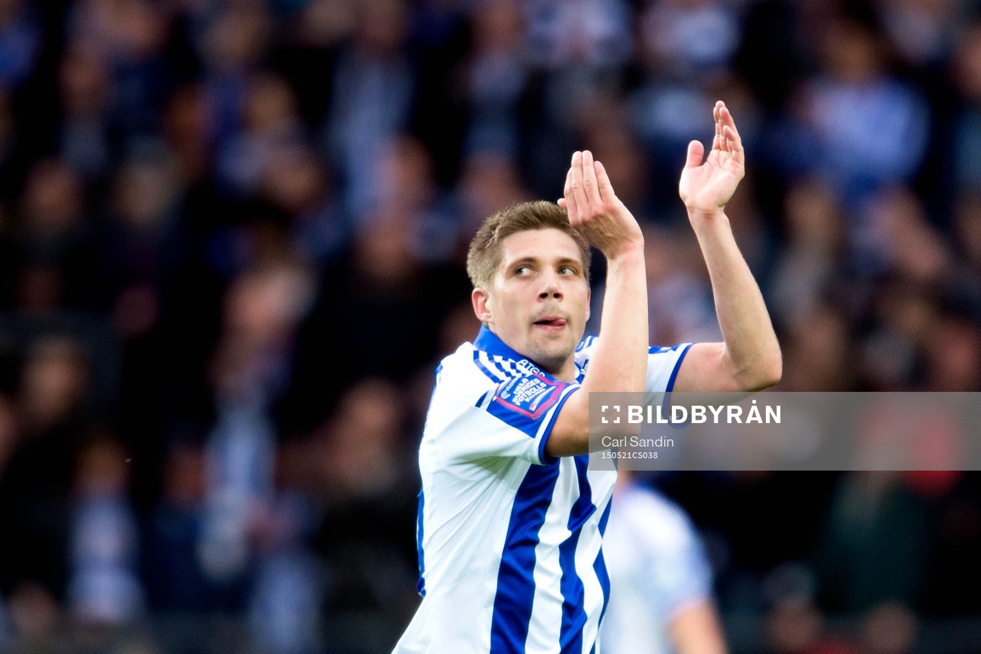 IFK Göteborgs Mikael Boman tackar publiken under fotbollsmatchen i Allsvenskan mellan IFK Göteborg och AIK den 21 maj 2015 i Göteborg.