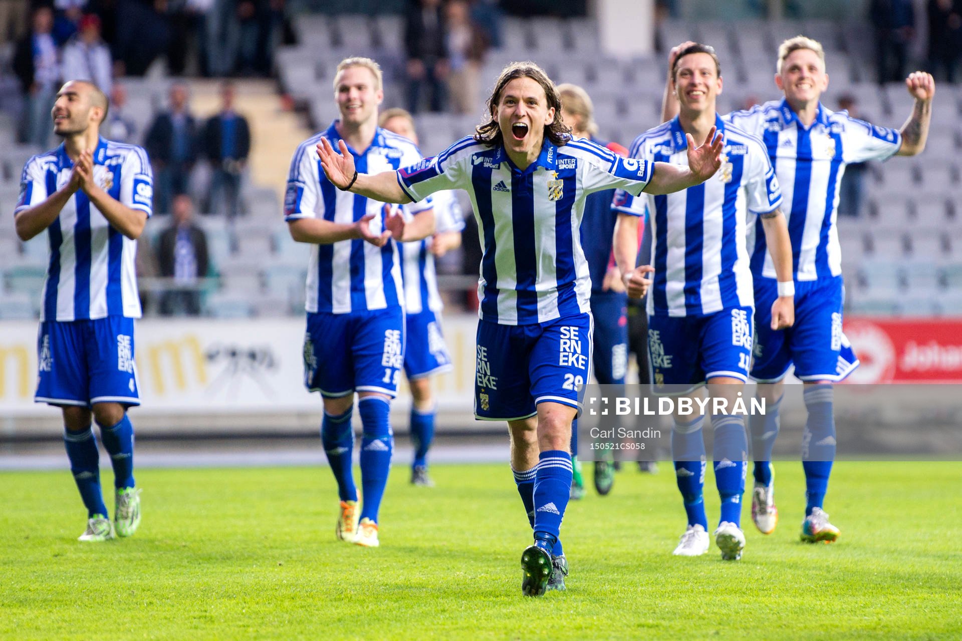 IFK Göteborgs Lasse Vibe tackar publiken