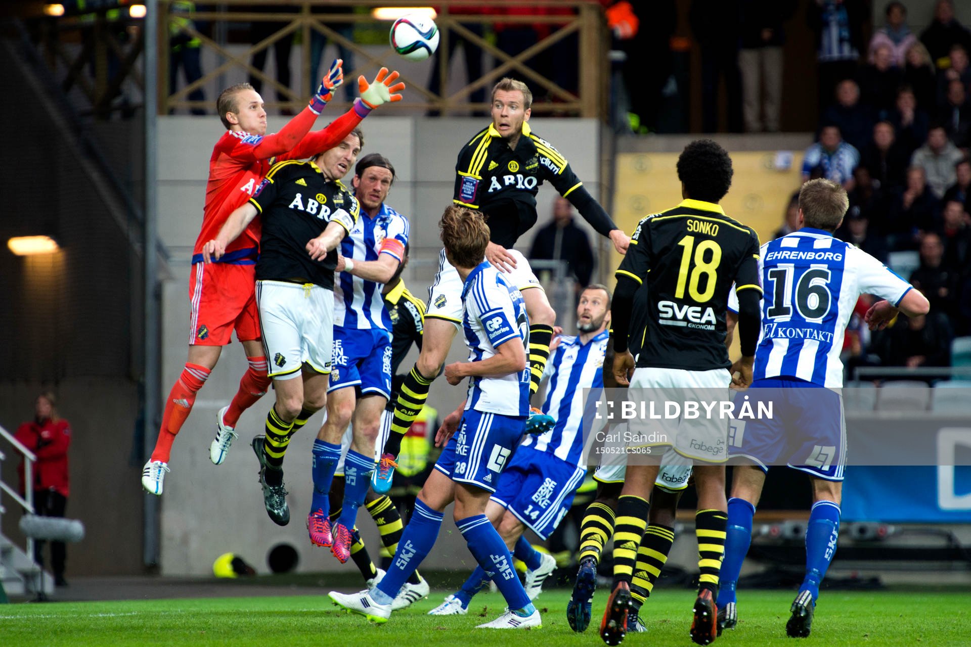 s målvakt Patrik Carlgren hoppar mot bollen