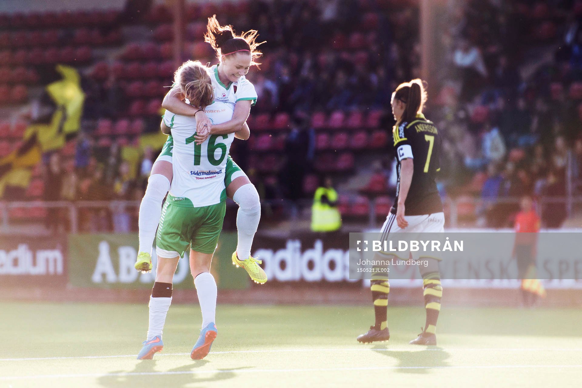 Hammarbys Emma Jansson gör 1-1 och jublar med Katrin