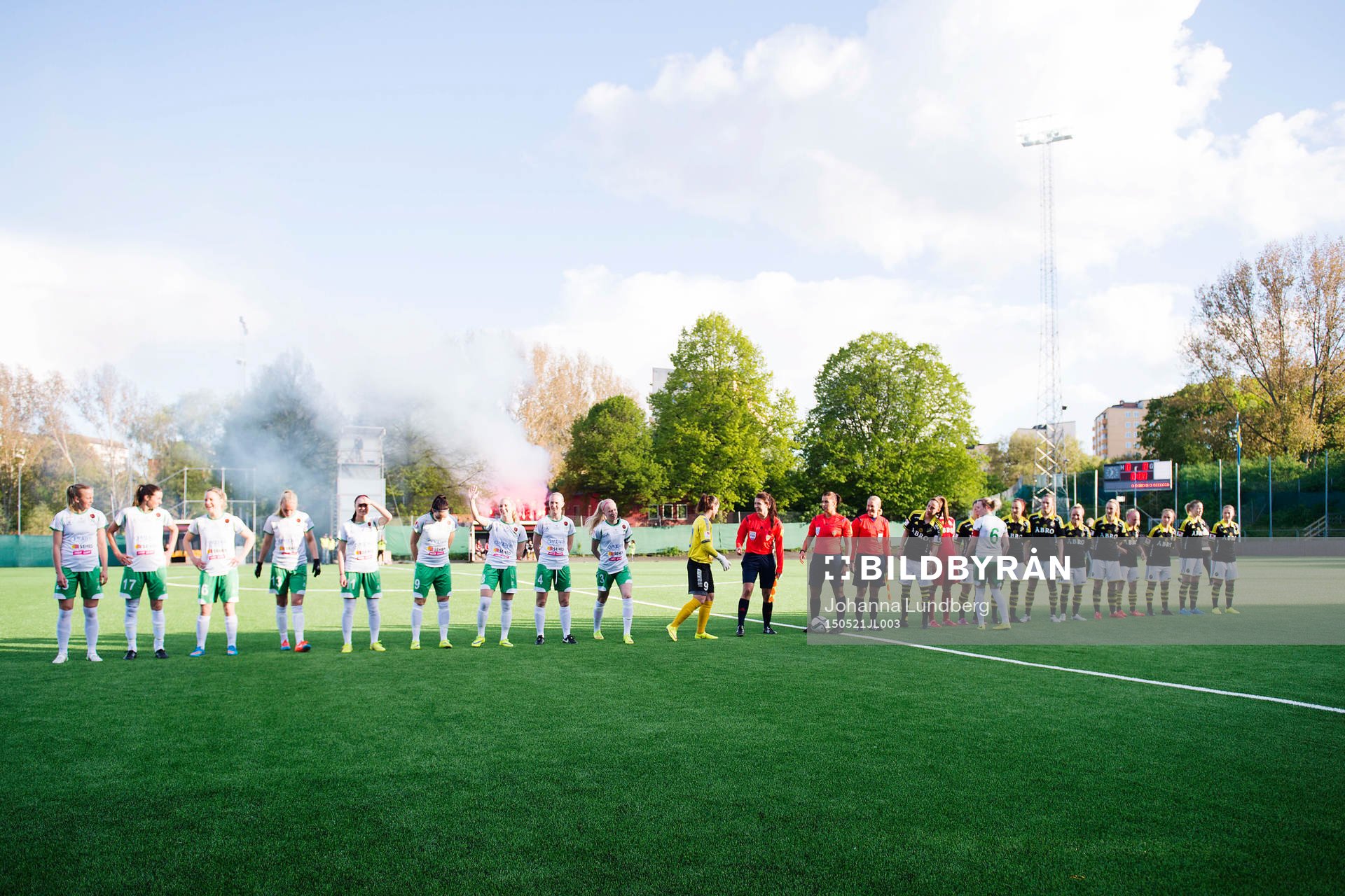 Hammarbys och AIKs spelare står uppställda medans