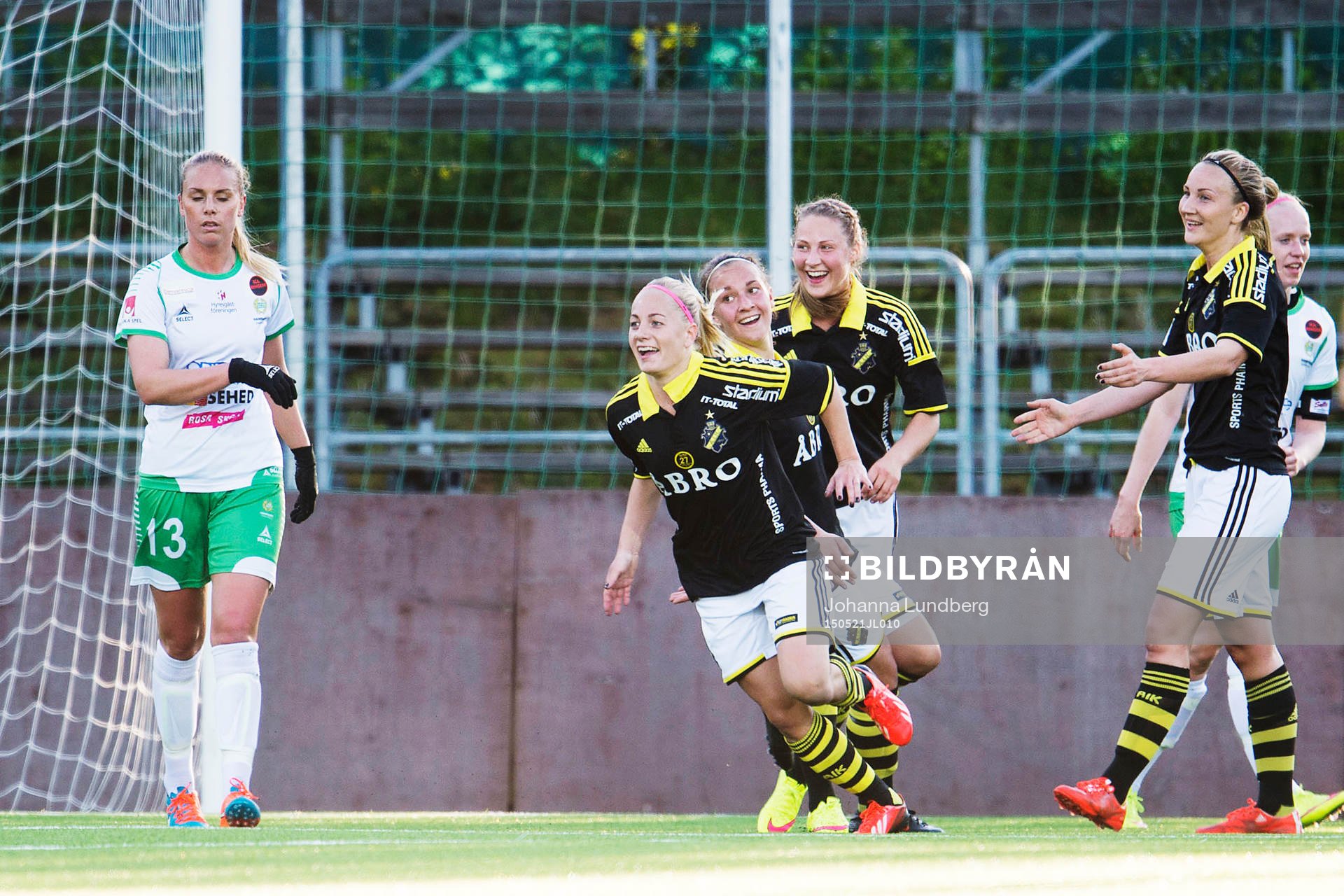 AIKs Sara Storck gör 1-0 och jublar