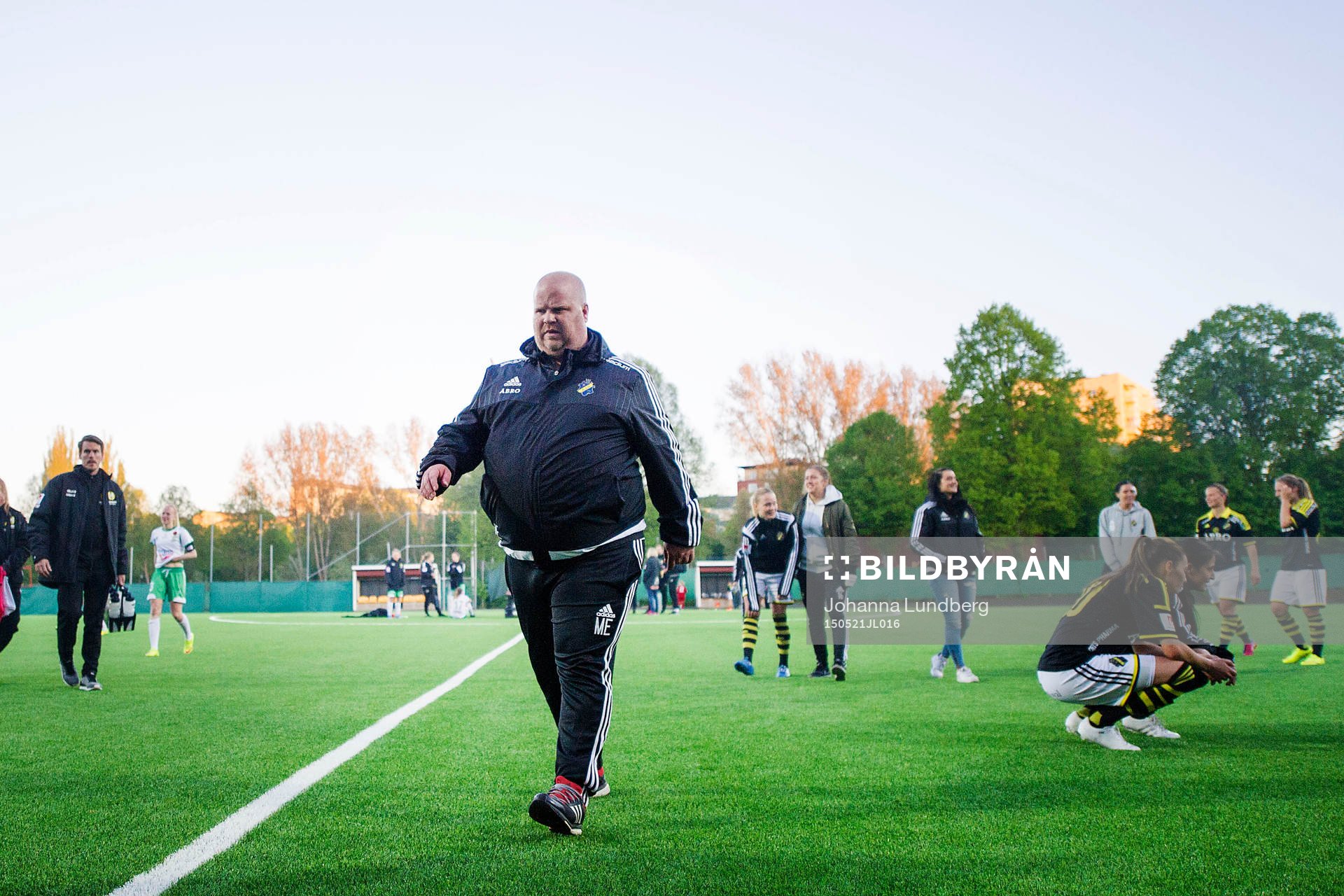 AIKs tränare Mattias Eriksson går av planen