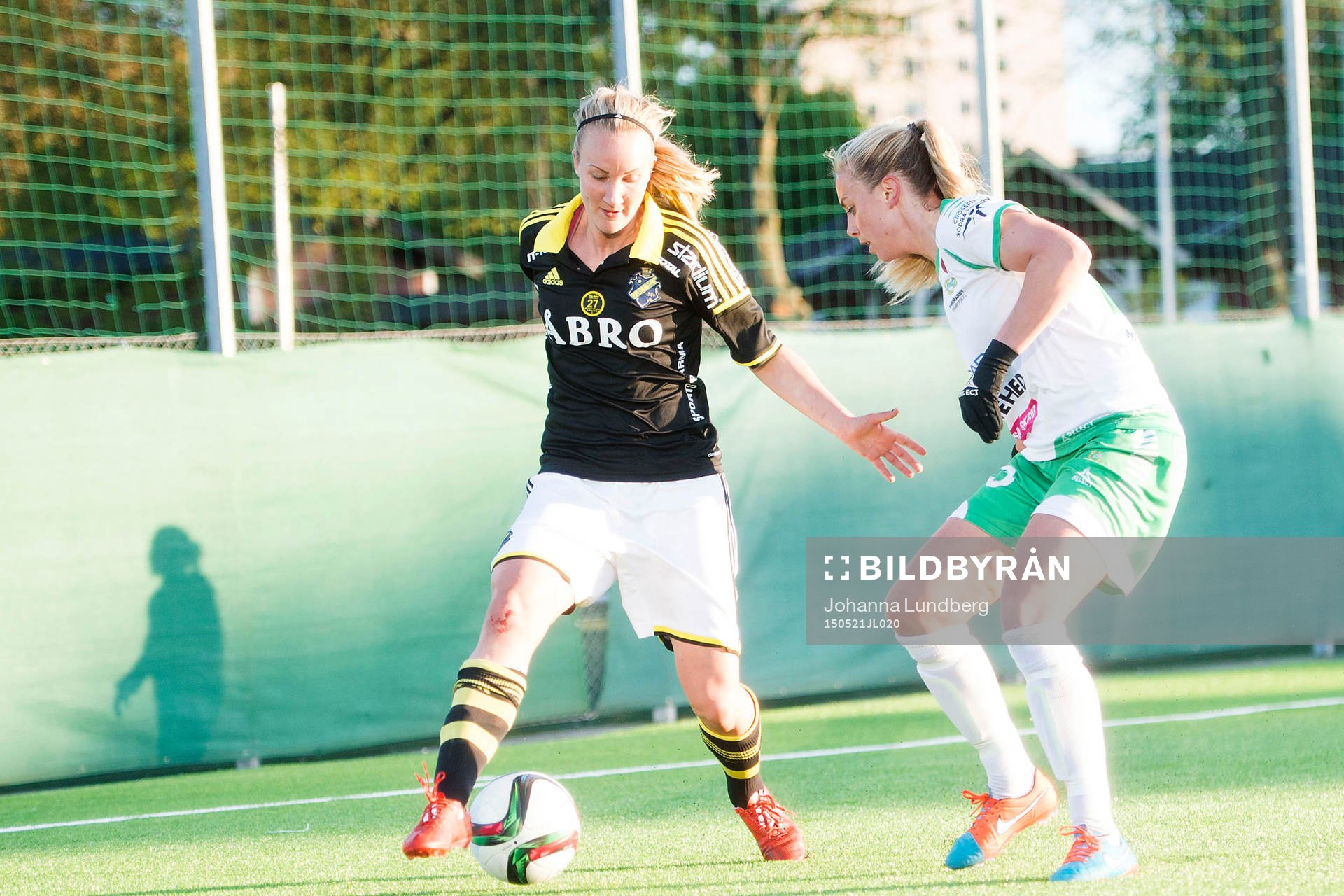 AIKs Emma Lundh och Hammarbys Petronella Ekroth under fotbollsmatchen i Damallsvenskan mellan AIK och Hammarby den 21 maj 2015 i Stockholm.