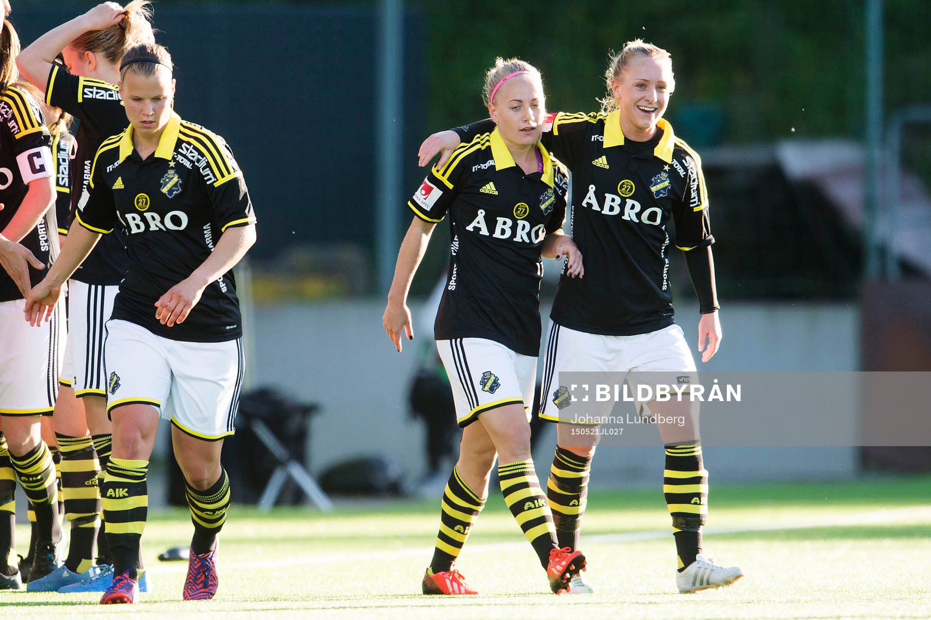 AIKs Sara Storck (tv) gör 1-0 och jublar med Sarah