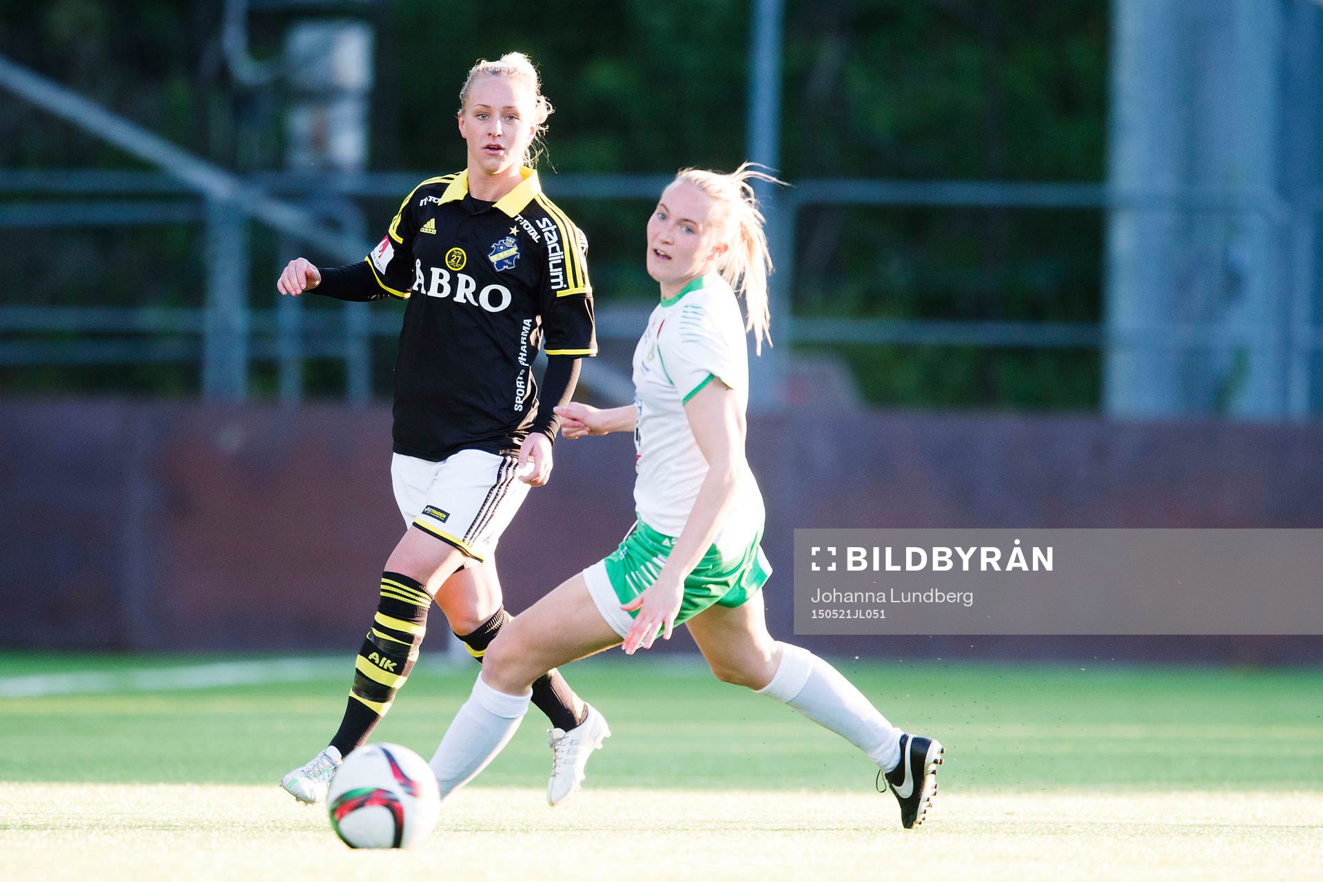 AIKs Sarah Fredriksson och Hammarbys Linnéa Eriksson
