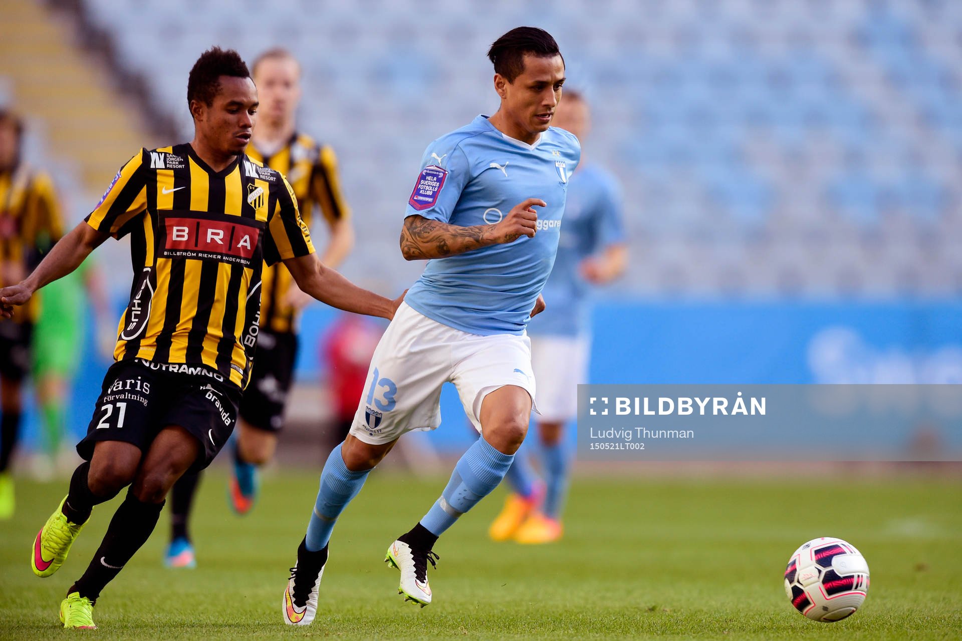 Malmö FFs Victor Yoshimar Yotun Flores jagas av Häckens