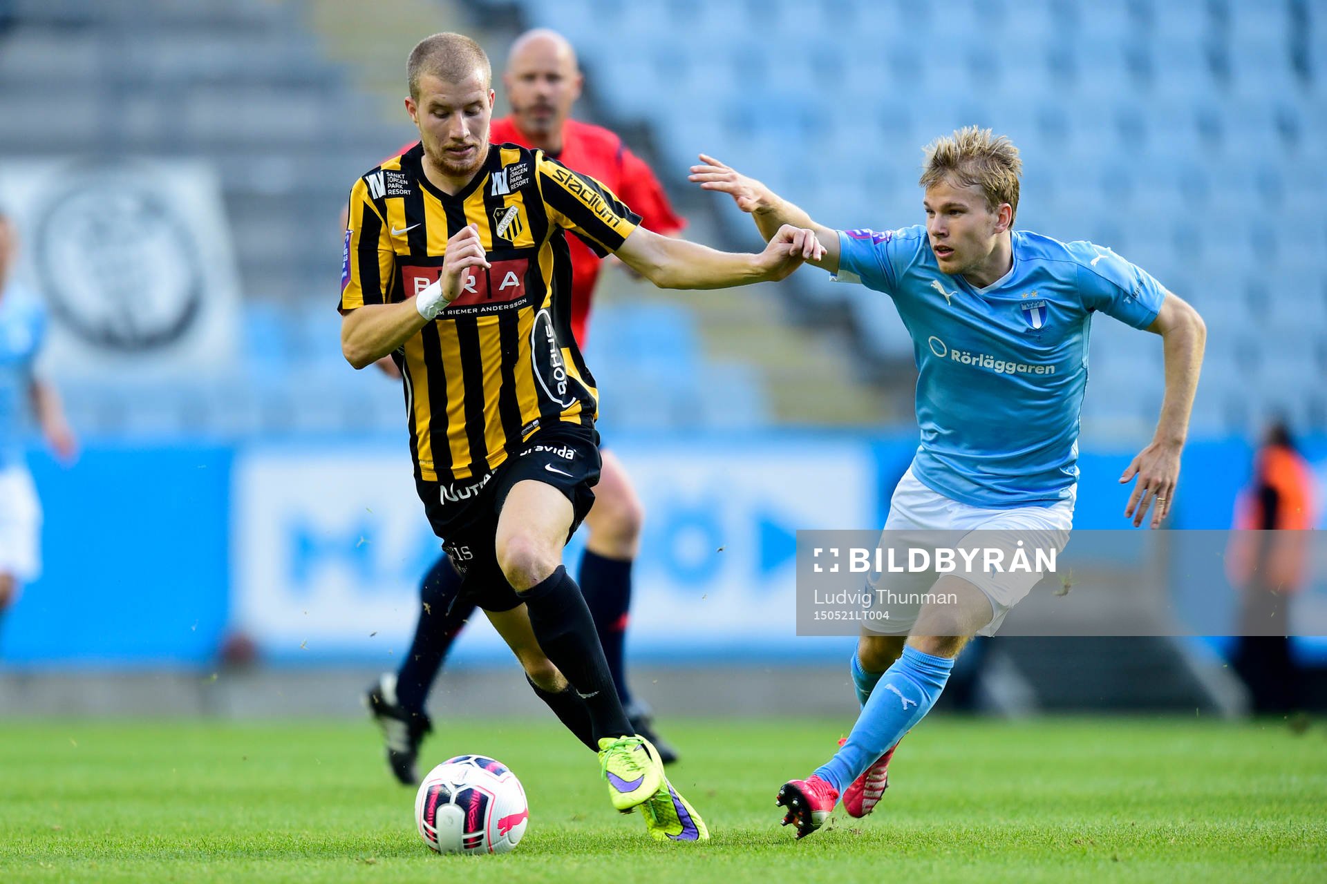 Häckens Simon Gustafson och Malmö FFs Oscar Lewicki under fotbollsmatchen i Allsvenskan mellan Malmö FF och Häcken den 21 maj 2015 i Malmö.