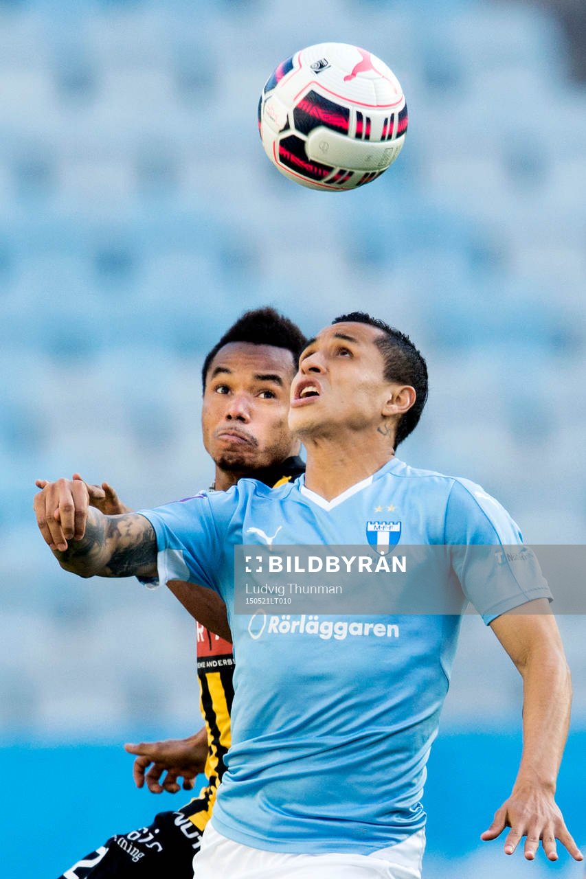 Malmö FFs Victor Yoshimar Yotun Flores jagas av Häckens